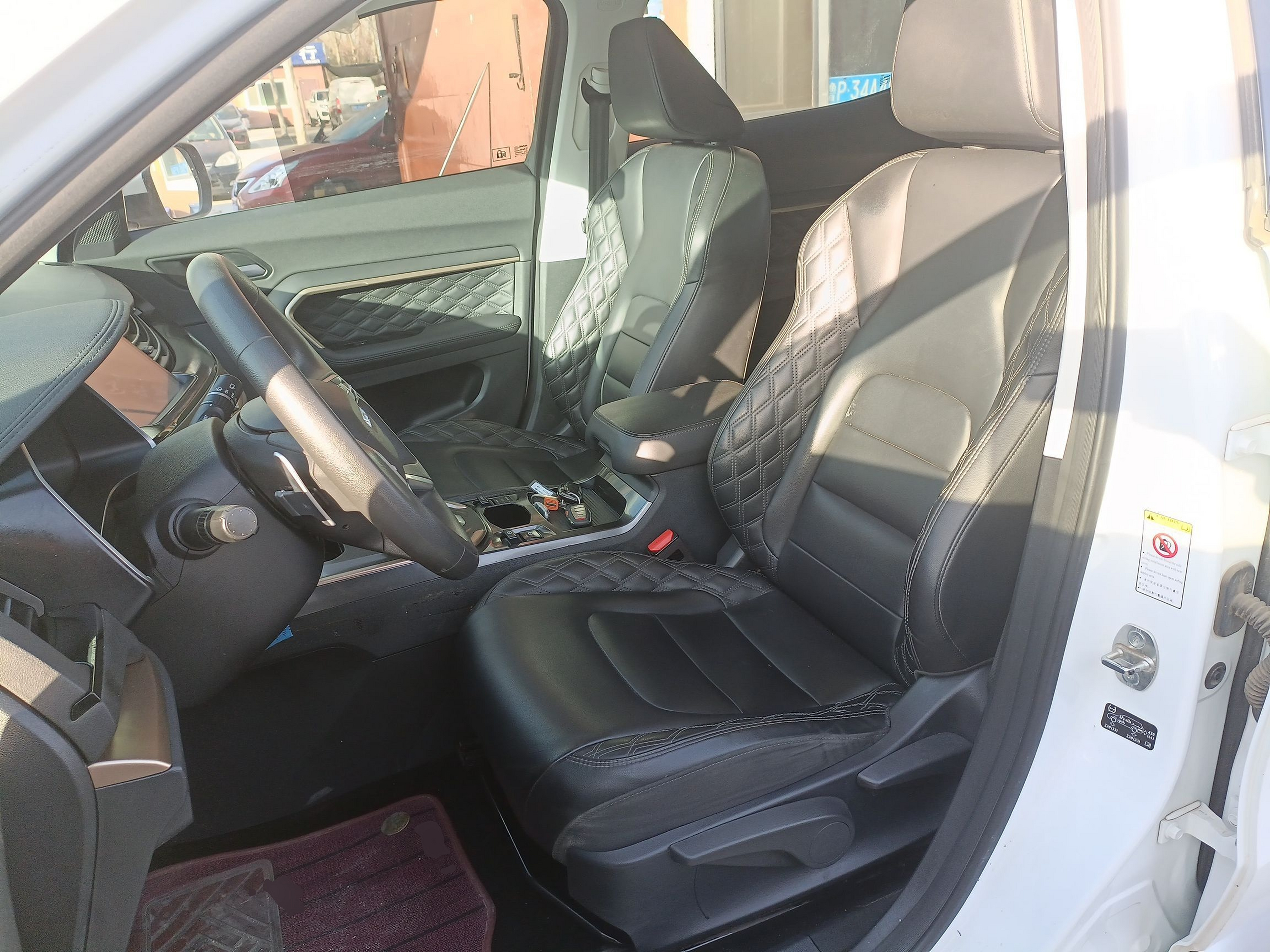 المقاعد الأمامية داخل السيارة