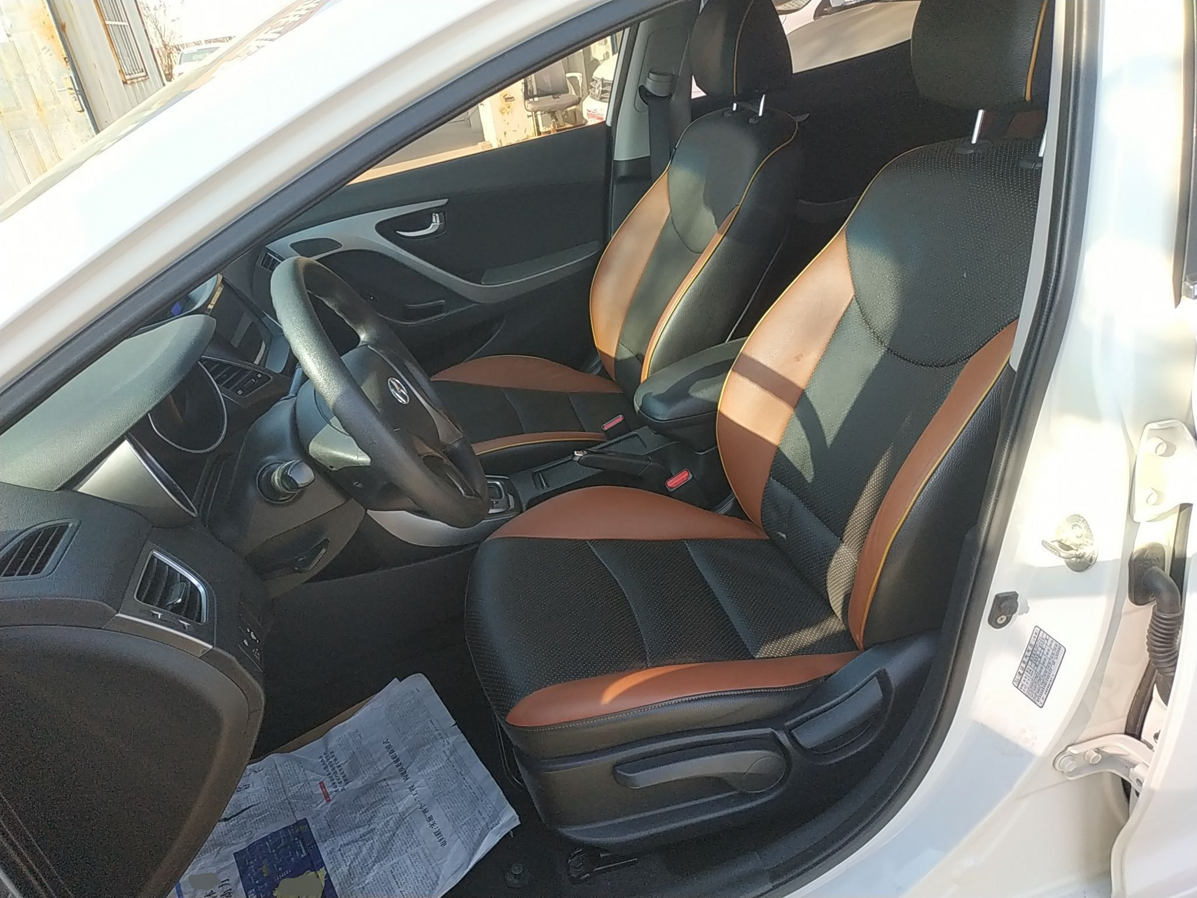 المقاعد الأمامية داخل السيارة