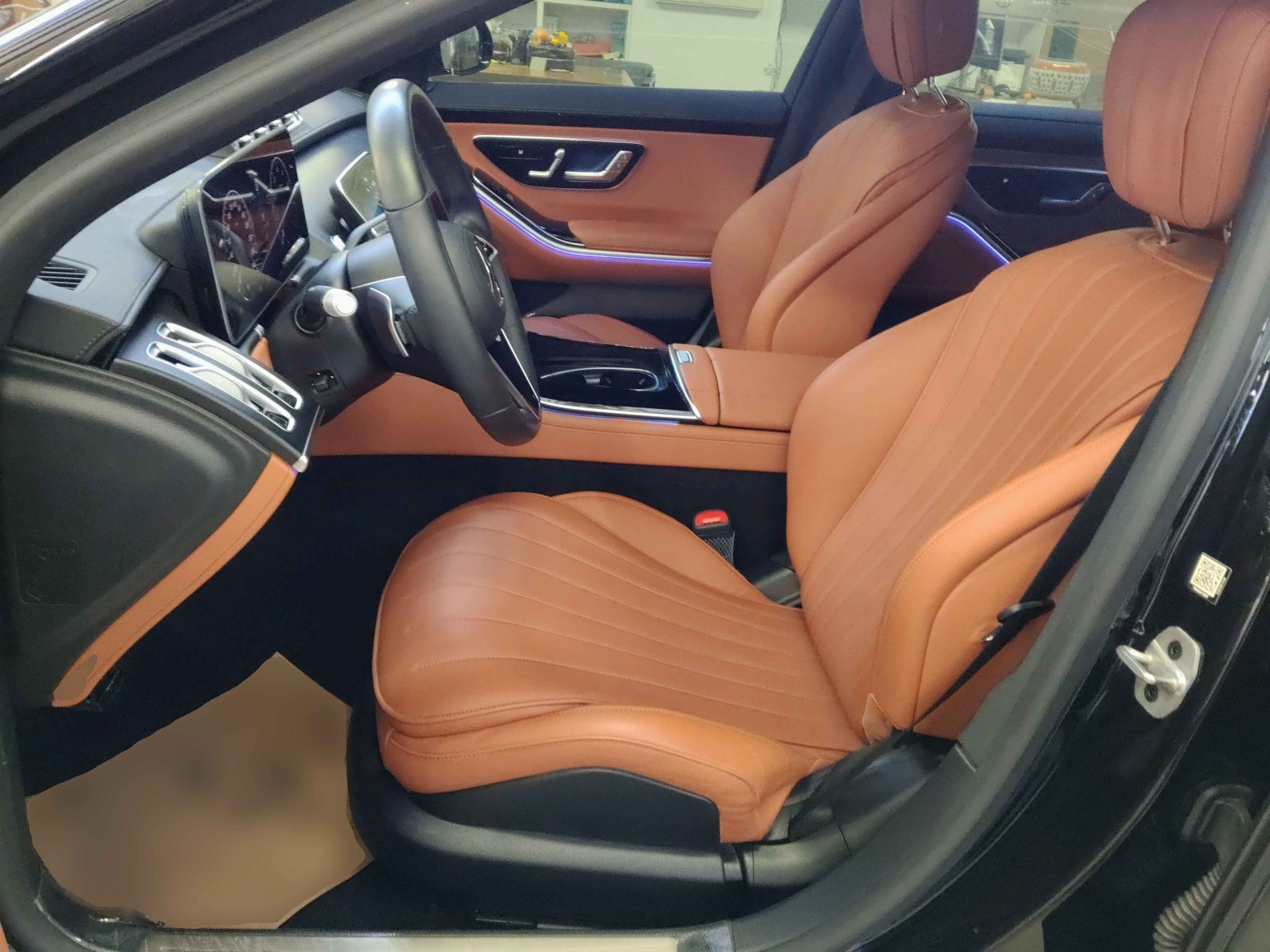 المقاعد الأمامية داخل السيارة