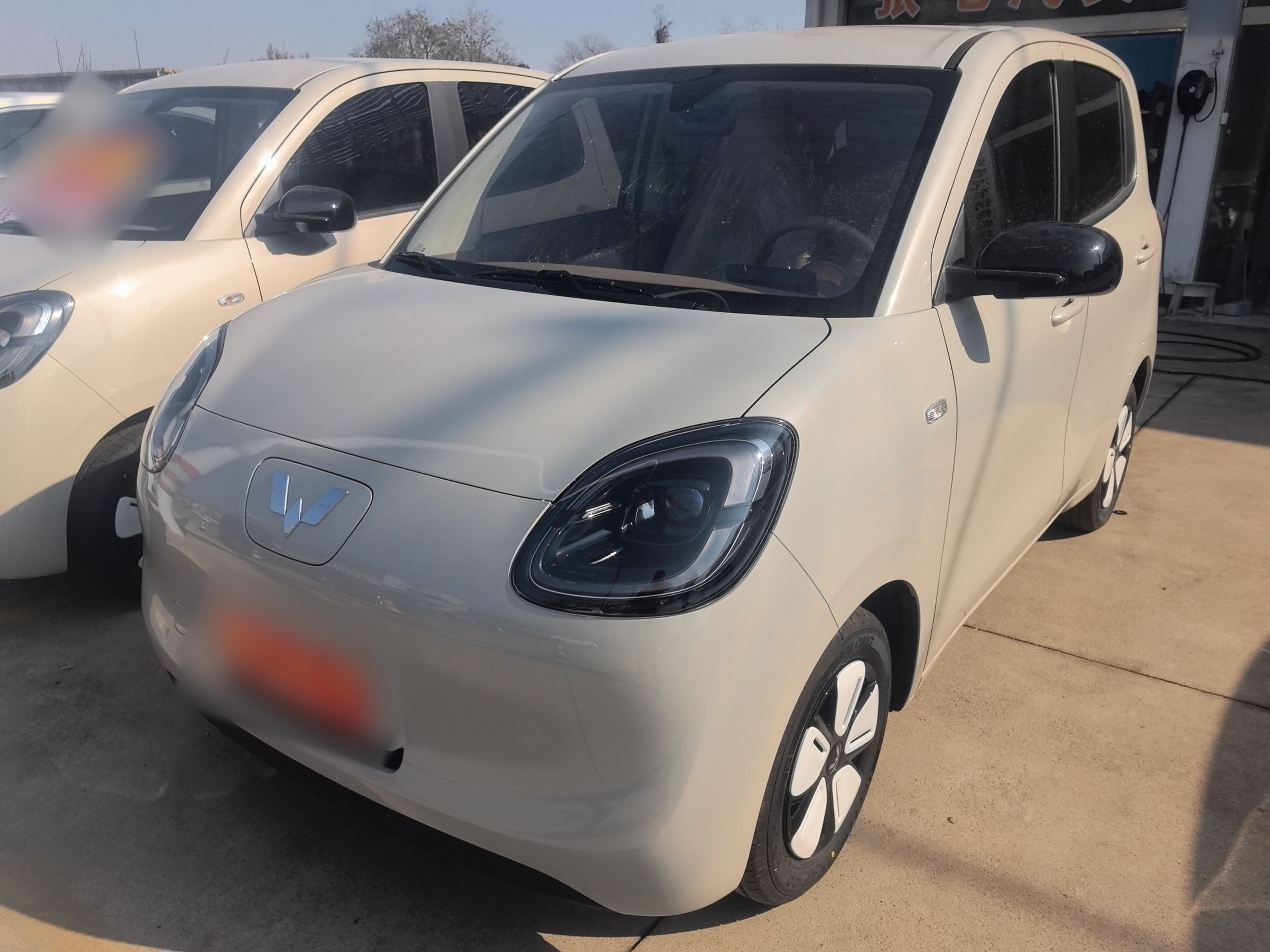 Под передней частью автомобиля