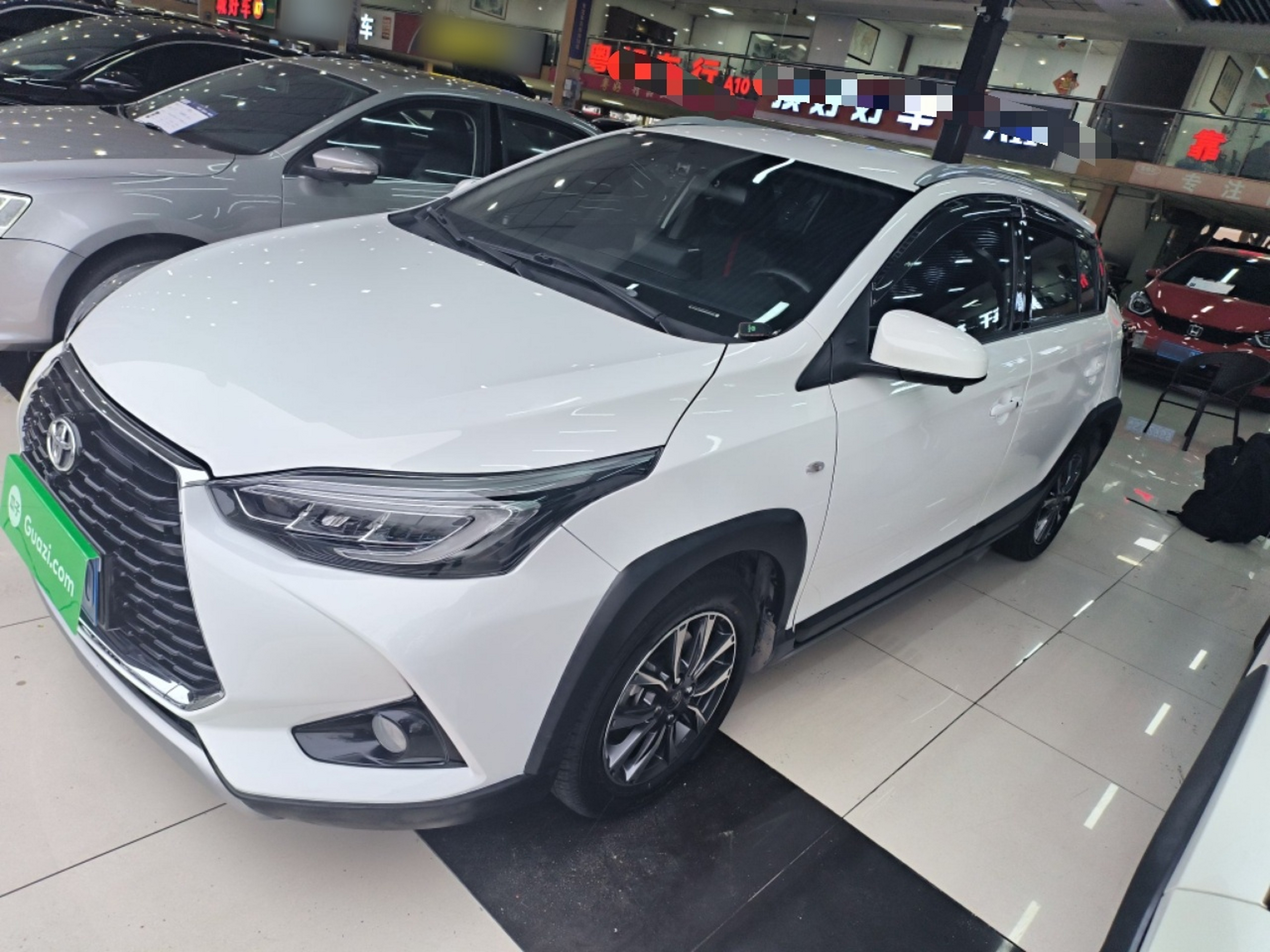 تحت مقدمة السيارة