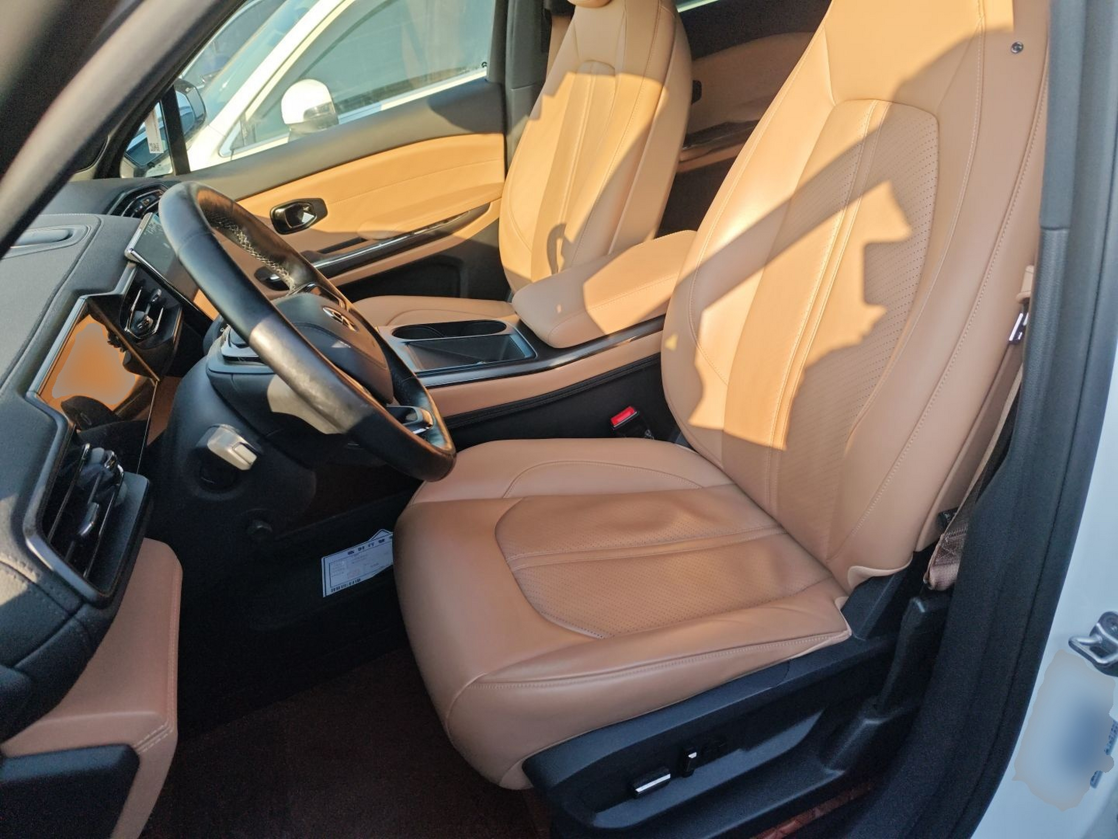 المقاعد الأمامية داخل السيارة