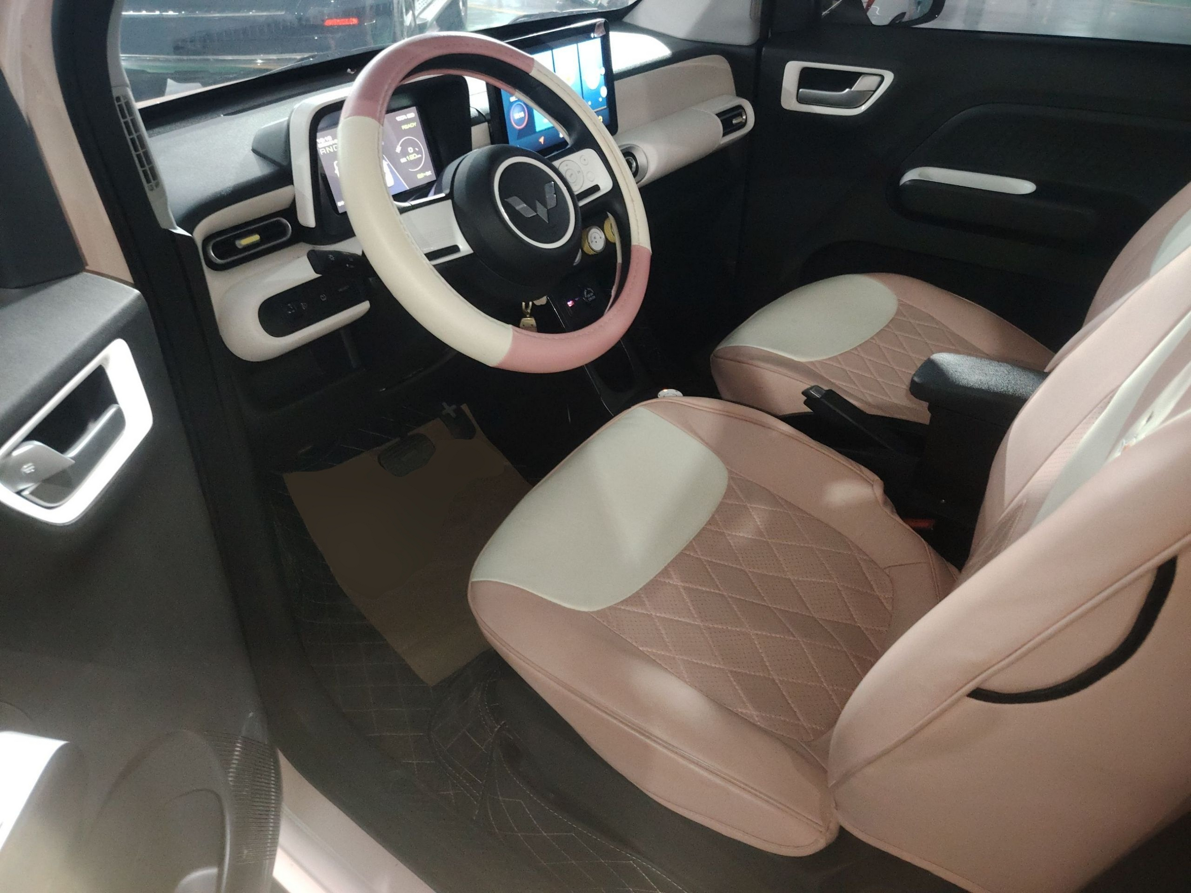 المقاعد الأمامية داخل السيارة