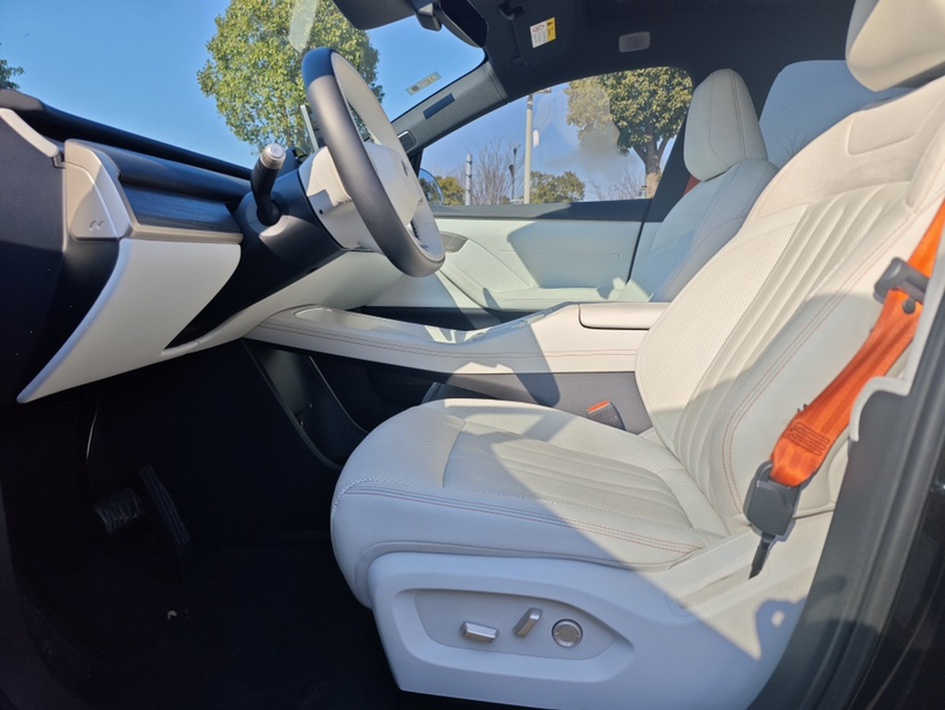 المقاعد الأمامية داخل السيارة