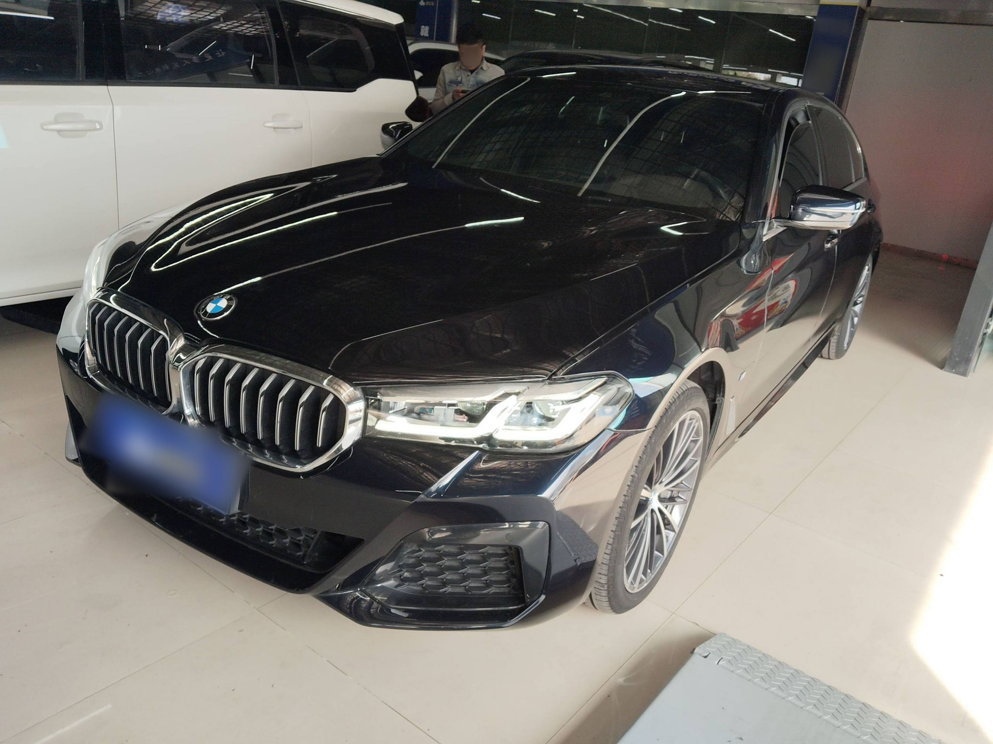 Под передней частью автомобиля