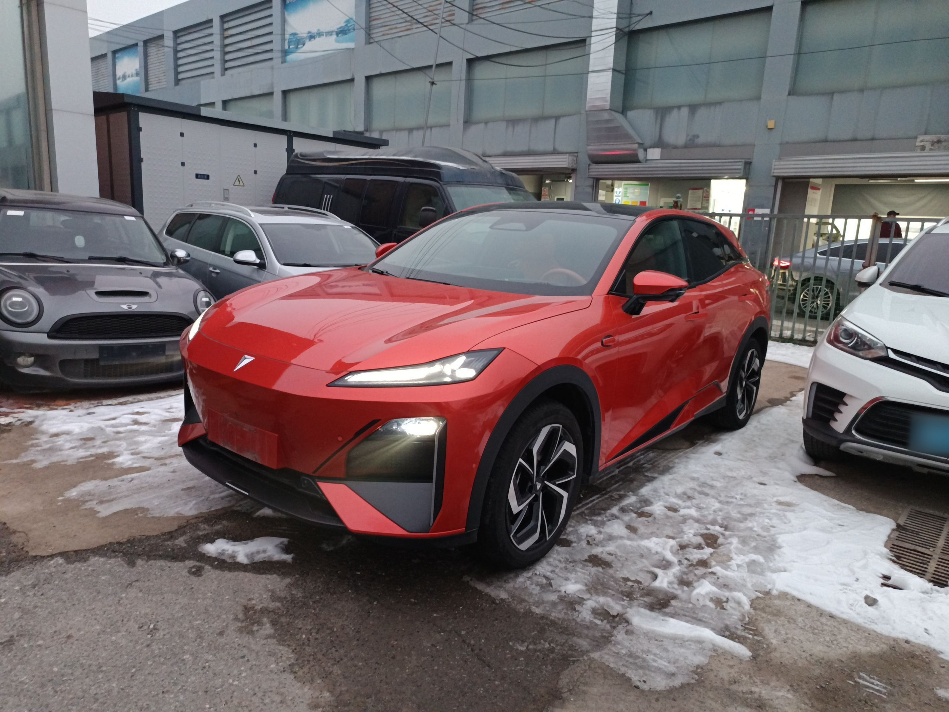 Под передней частью автомобиля