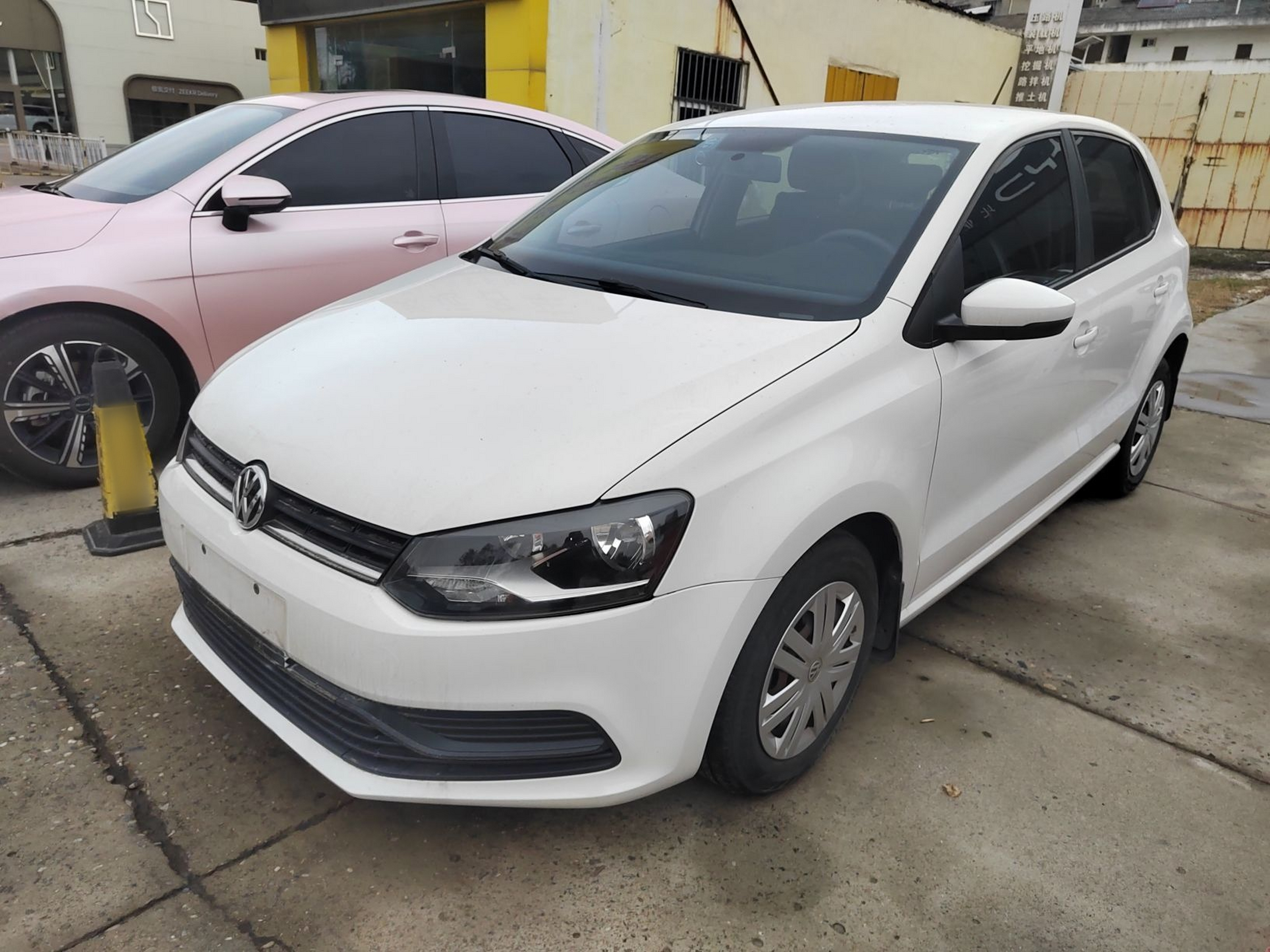 Под передней частью автомобиля