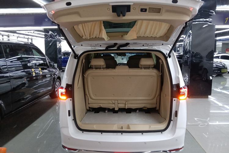 Used Buick GL8 2023 Facelifted Land Cruiser Executive Luxury Version
