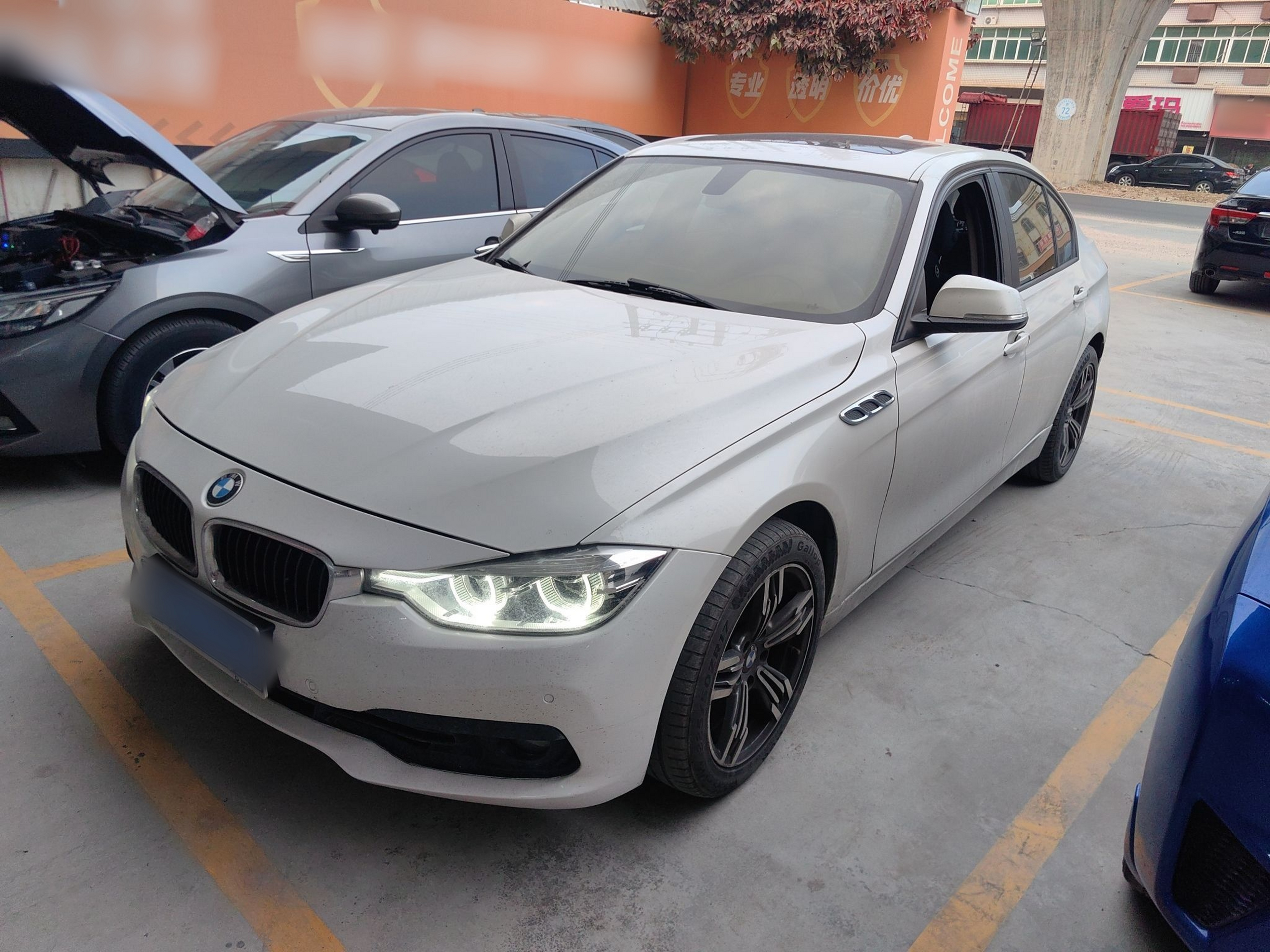 Под передней частью автомобиля