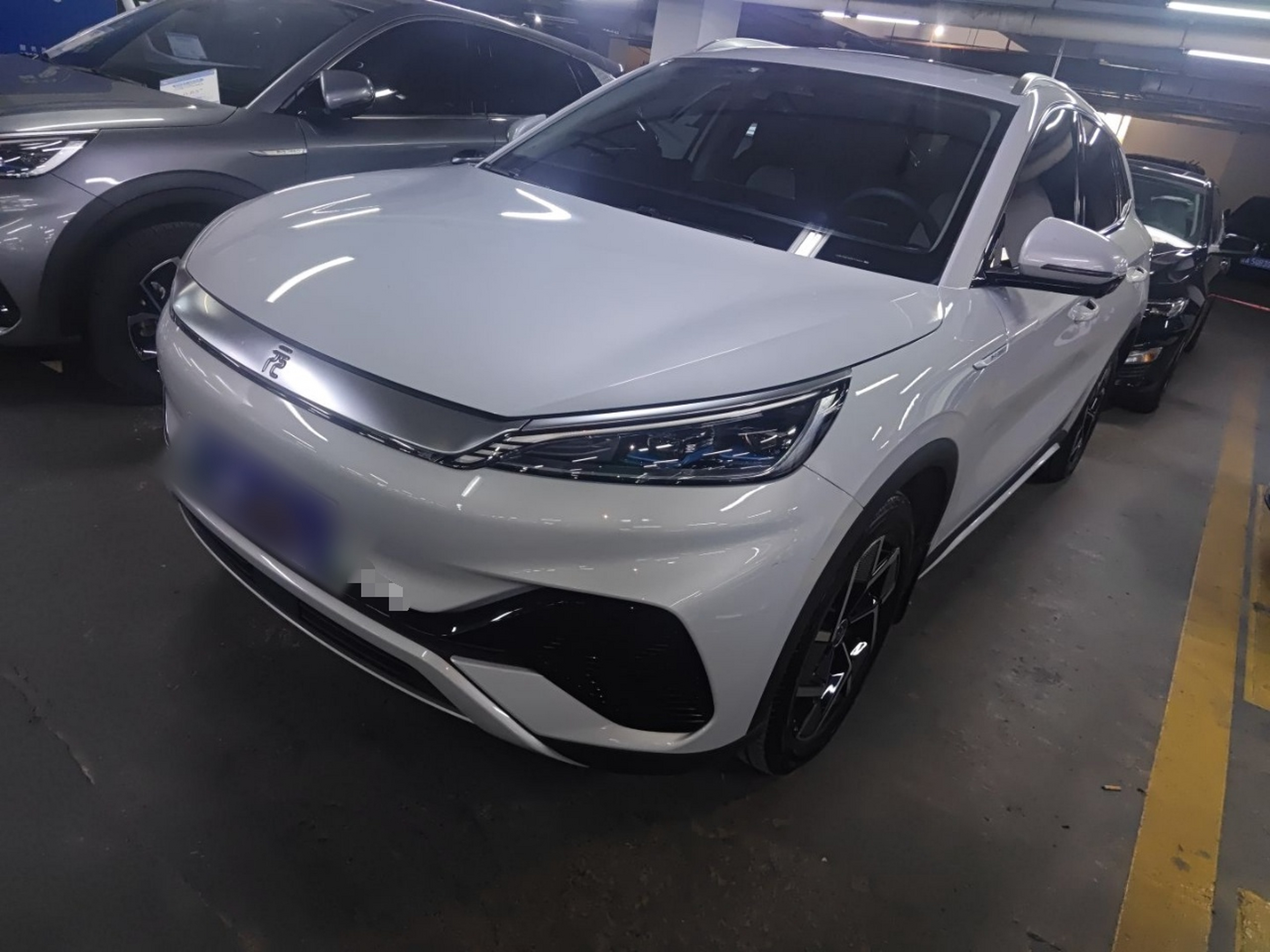 Под передней частью автомобиля