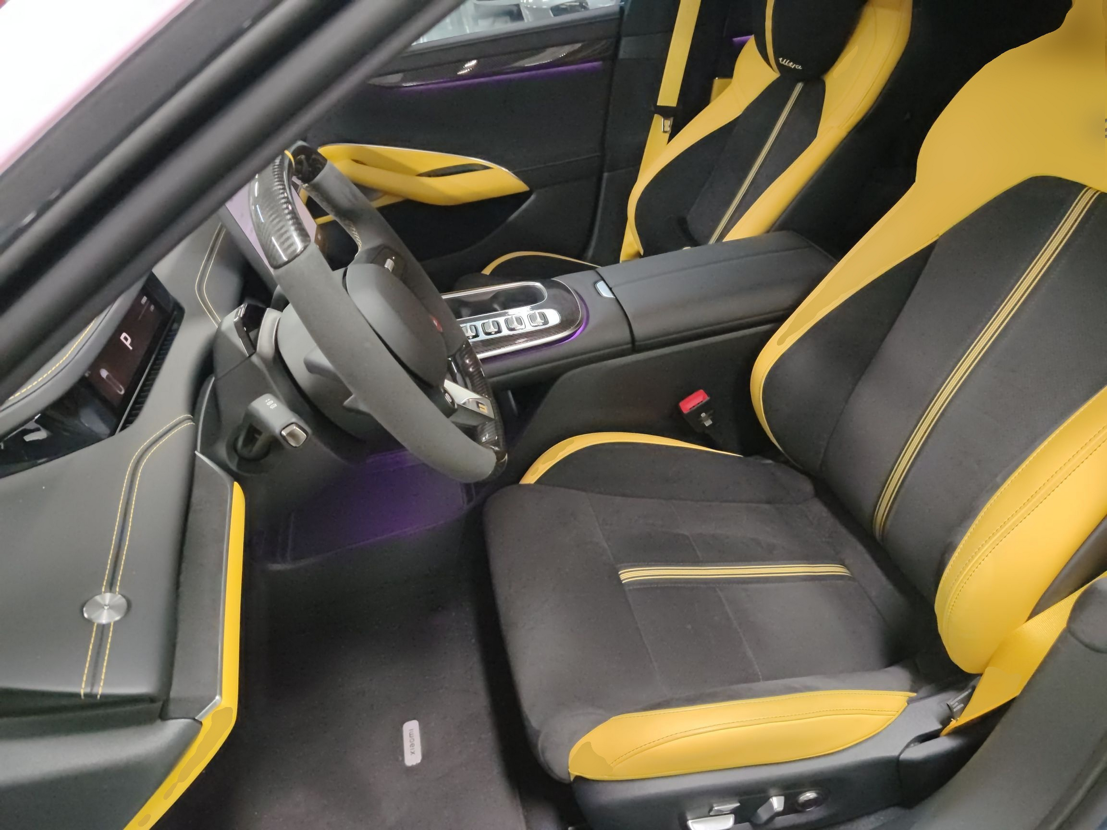 المقاعد الأمامية داخل السيارة