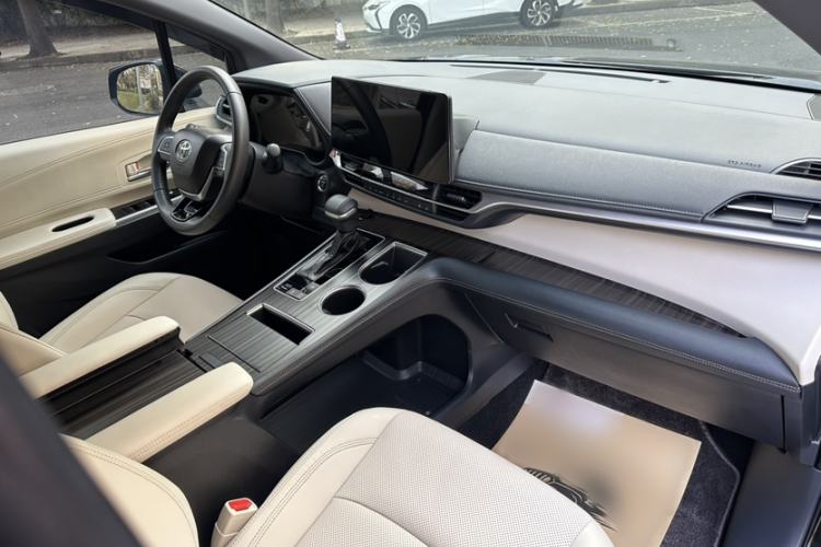 Used Toyota Sienna 2024 2.5L Hybrid Luxury Edition