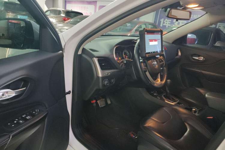 Used  Cherokee 2017 2.4L Professional Edition
