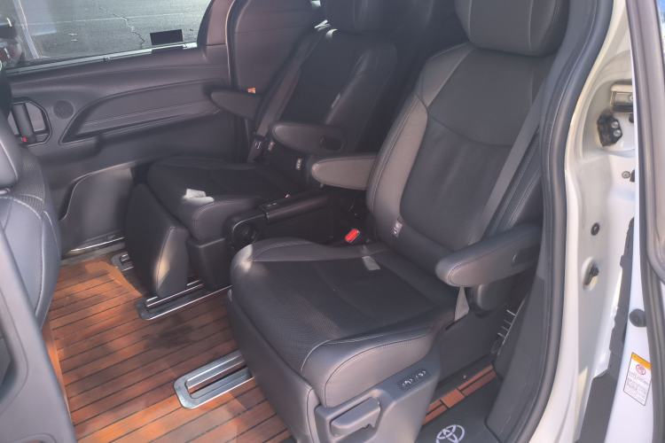 Used Toyota Sienna 2021 2.5L Hybrid Premium Edition