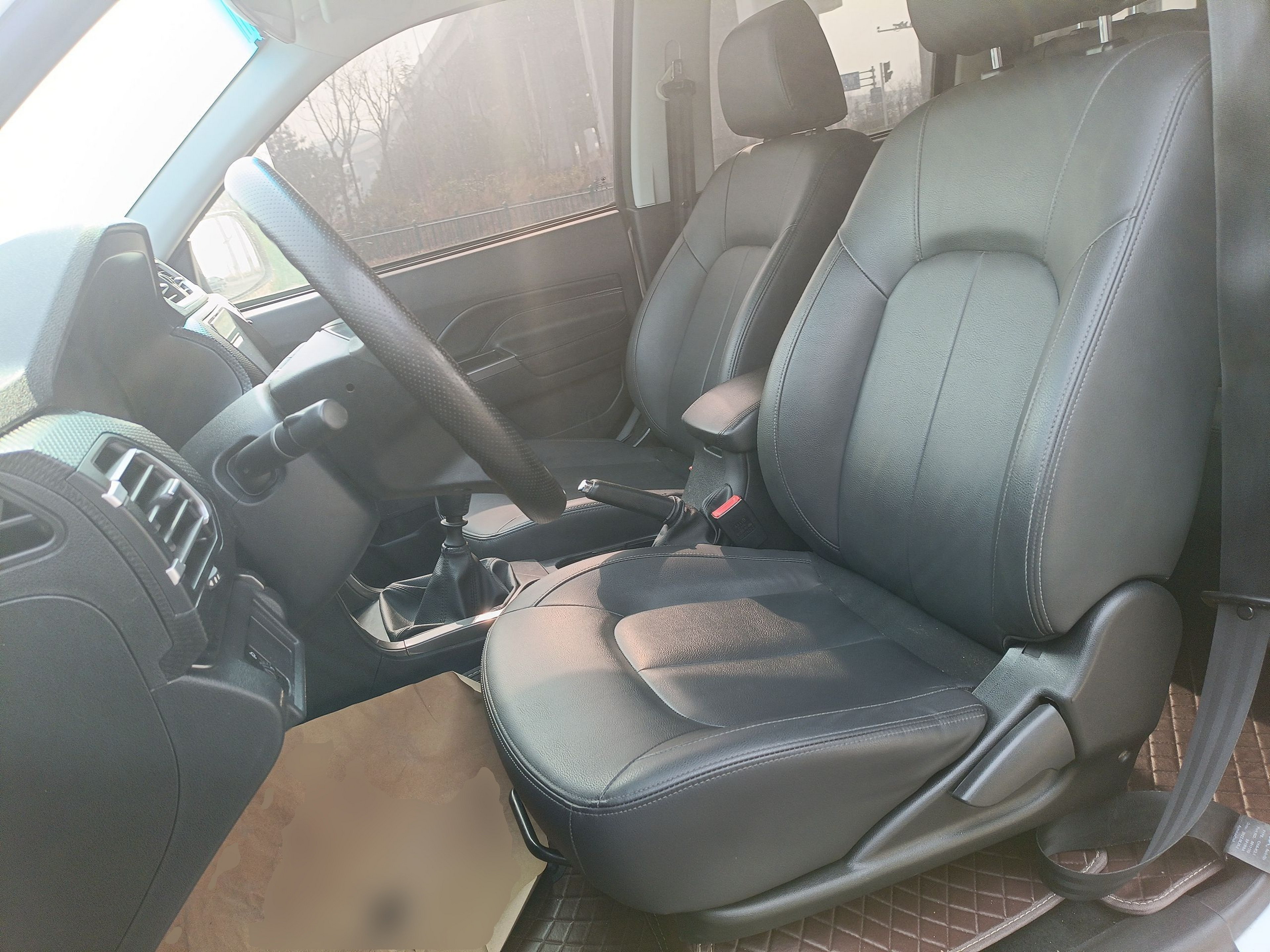 Переднее сиденье в автомобиле