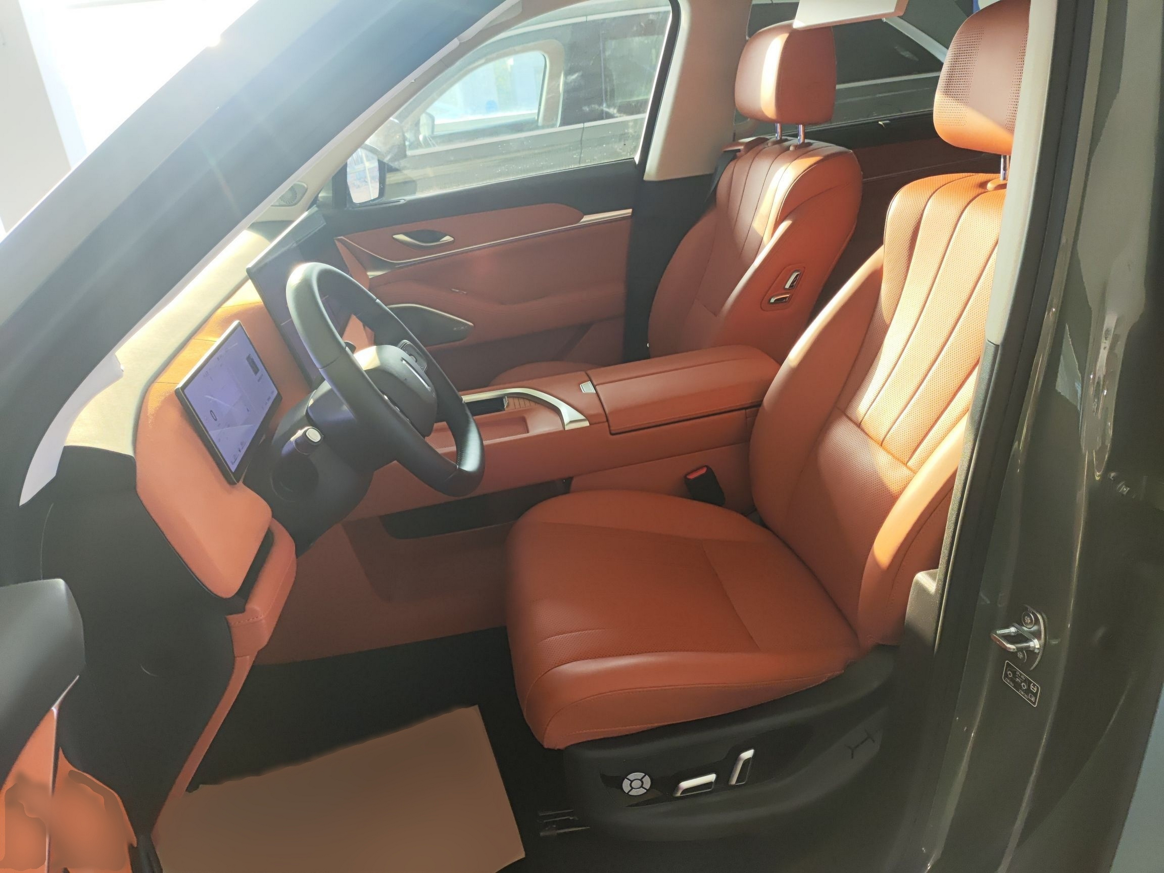 المقاعد الأمامية داخل السيارة