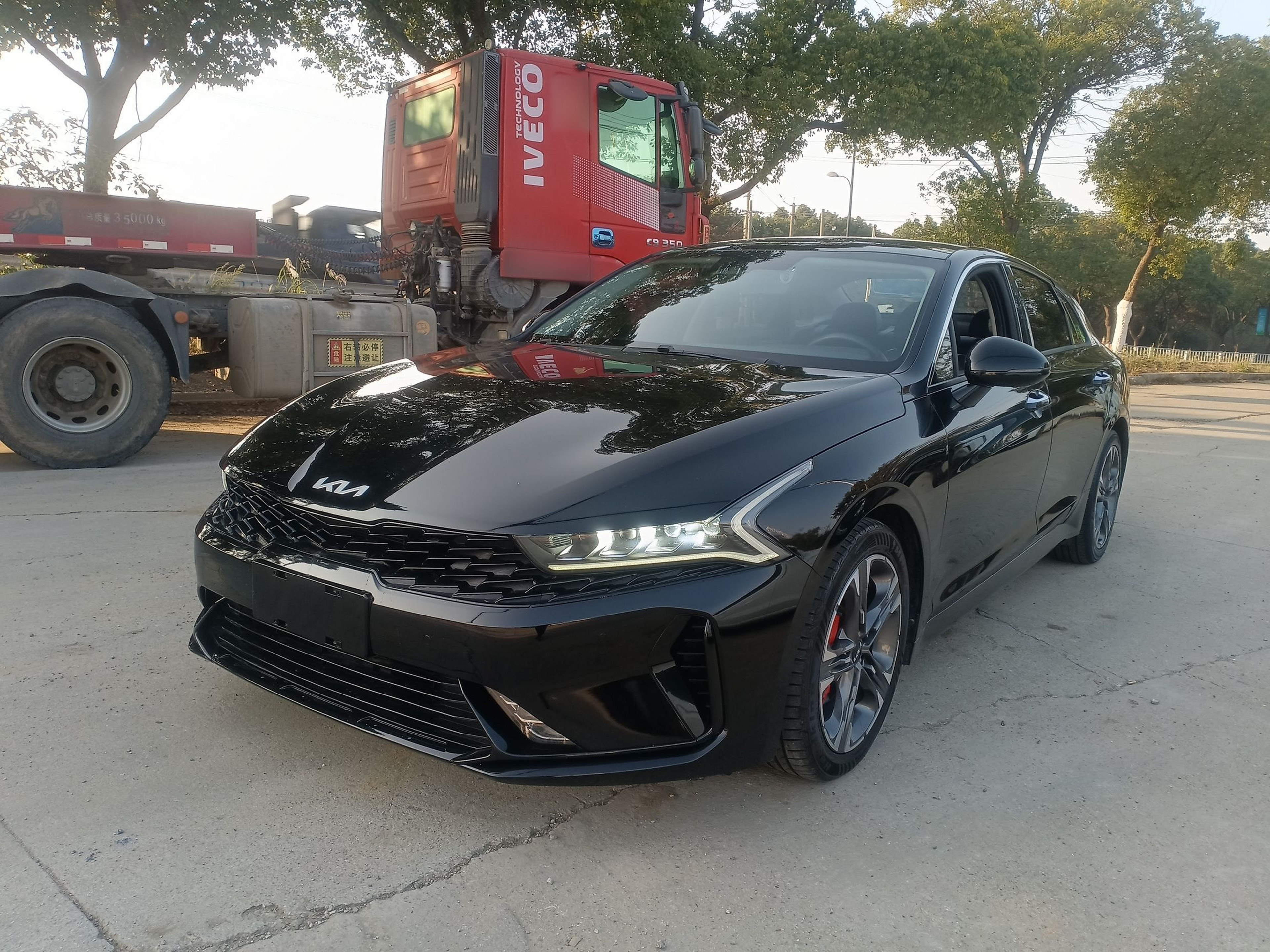 تحت مقدمة السيارة