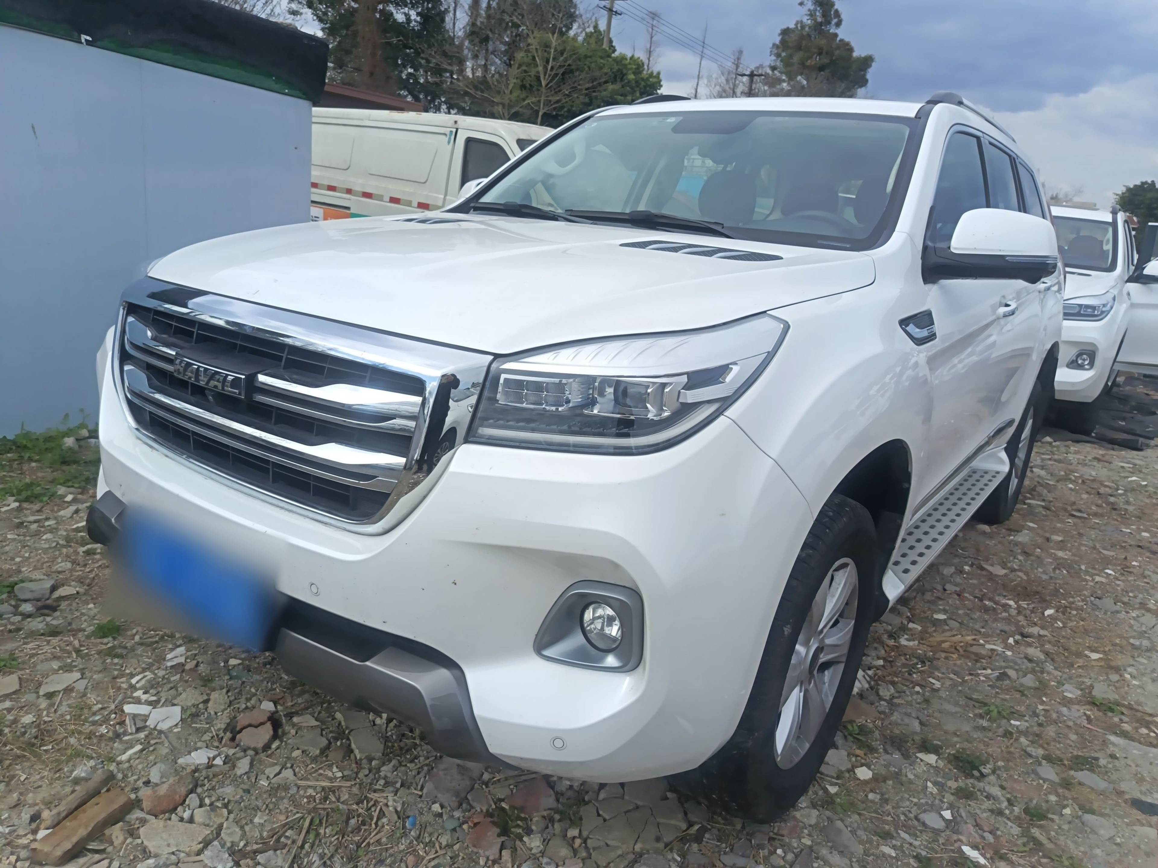 Под передней частью автомобиля