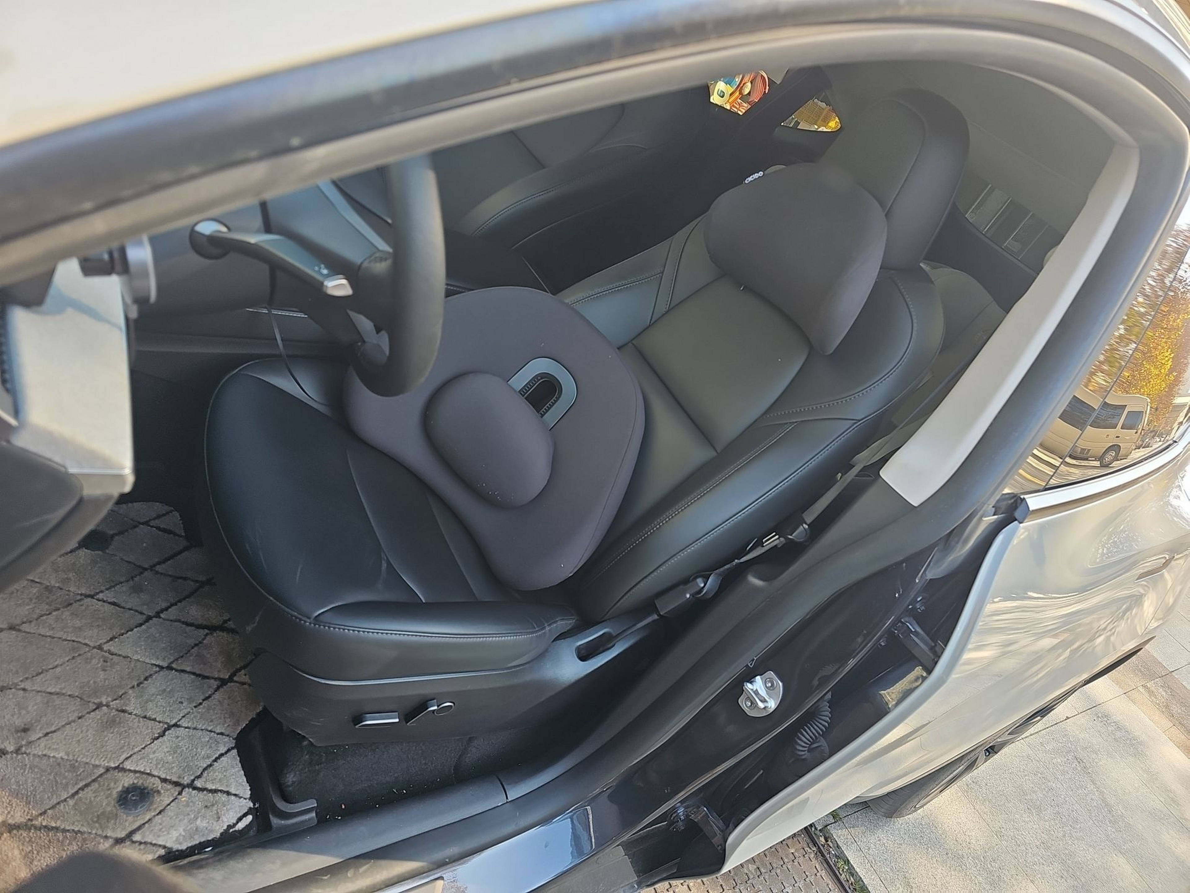 Переднее сиденье в автомобиле