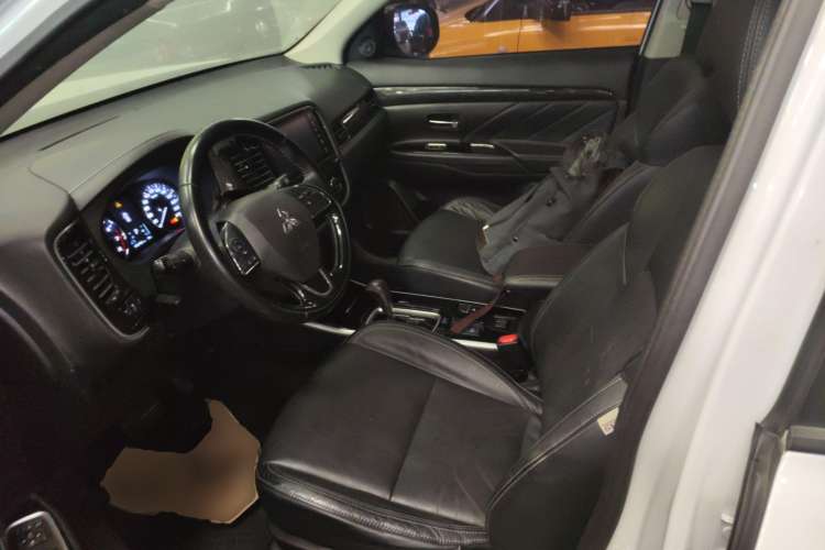 Used Mitsubishi Outlander 2019 2.0L Two-Wheel Drive Comfort Edition 5 Seats China VI Standard
