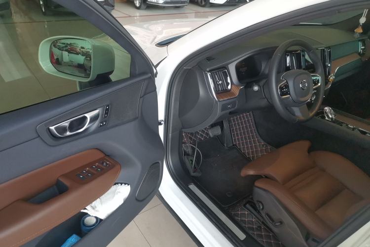 Used Volvo XC60 2023 B5 4x4 Smart Luxury Edition
