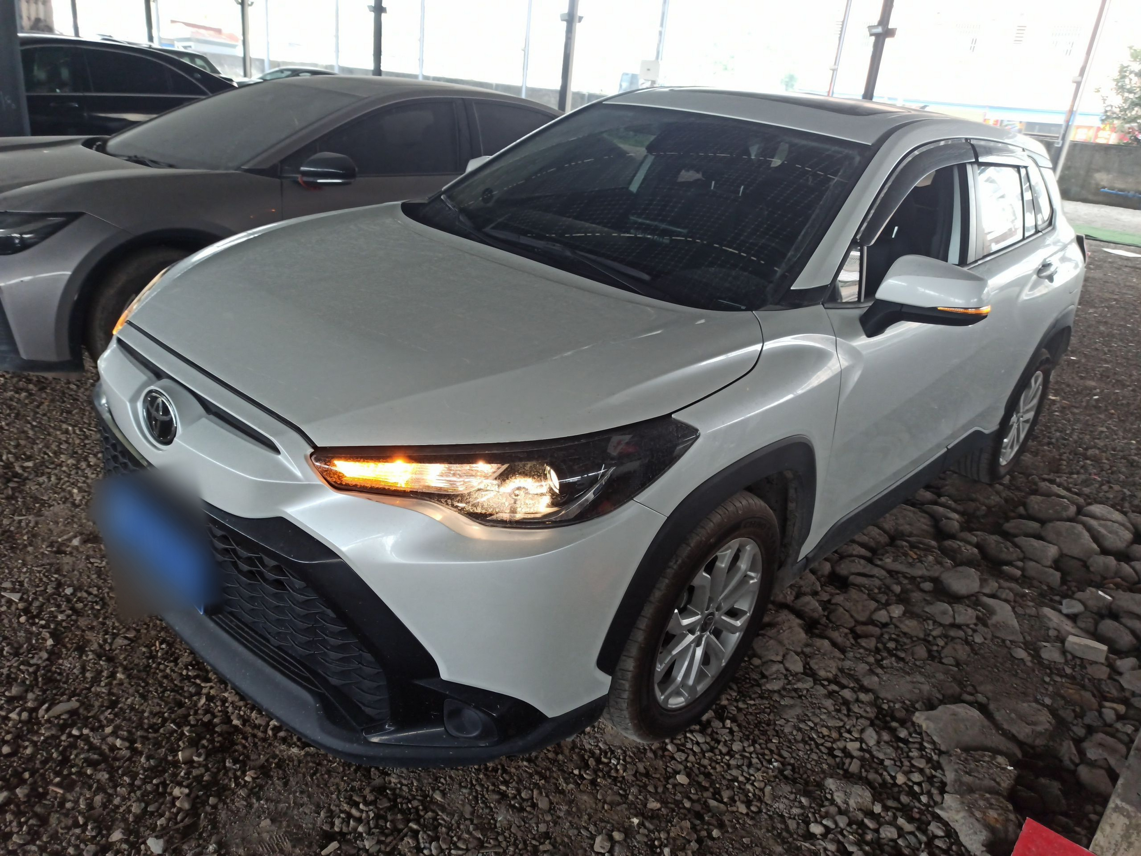 تحت مقدمة السيارة