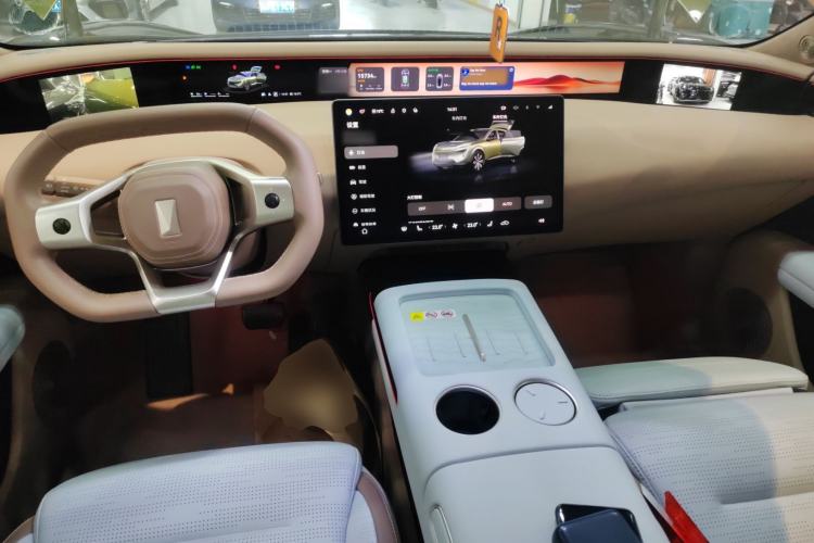 Used  07 2024 Ultra Range-Extended Four-Wheel Drive