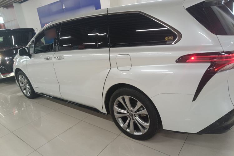 Used Toyota Sienna 2023 2.5L Hybrid Deluxe Edition
