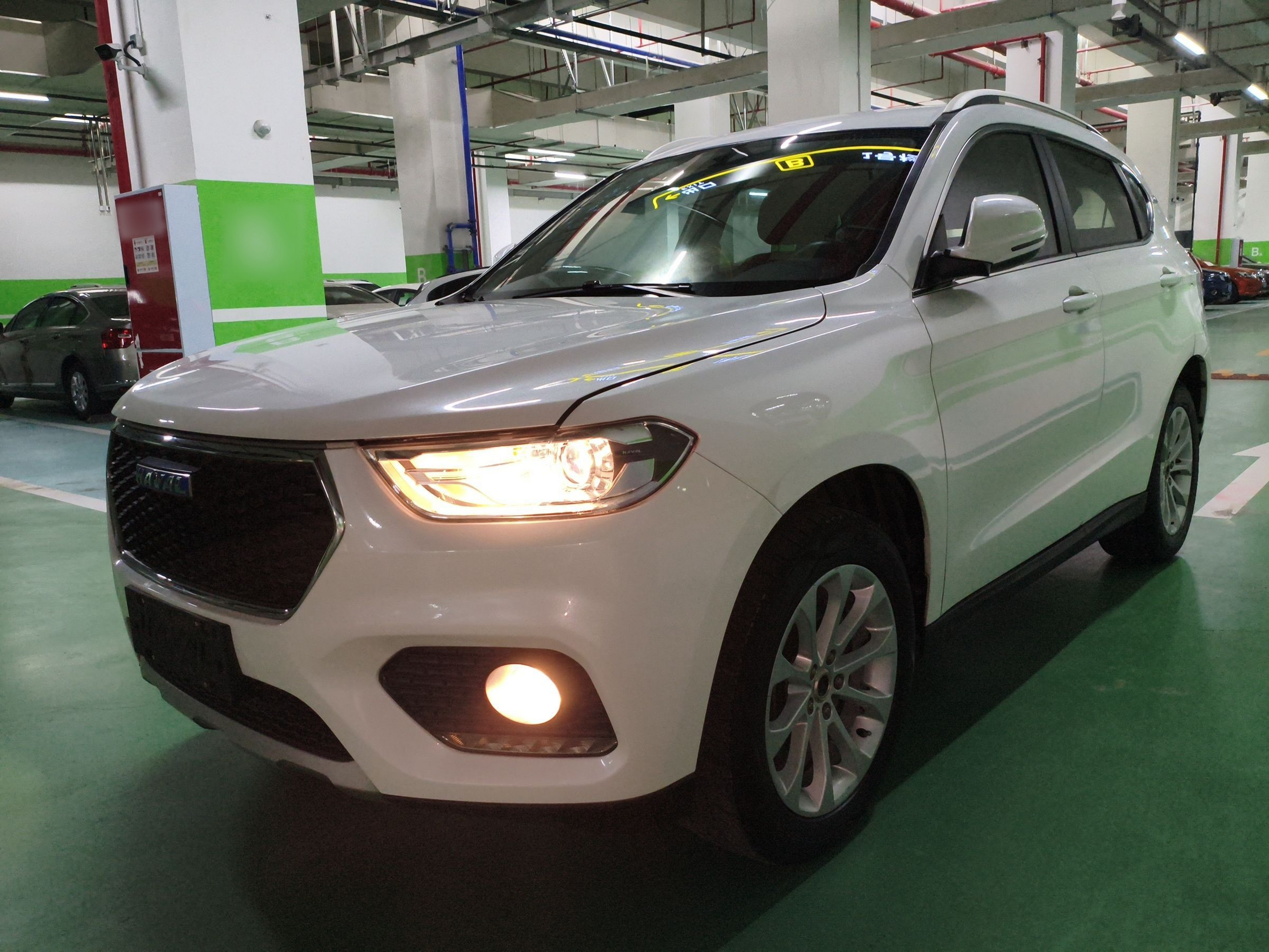 Под передней частью автомобиля