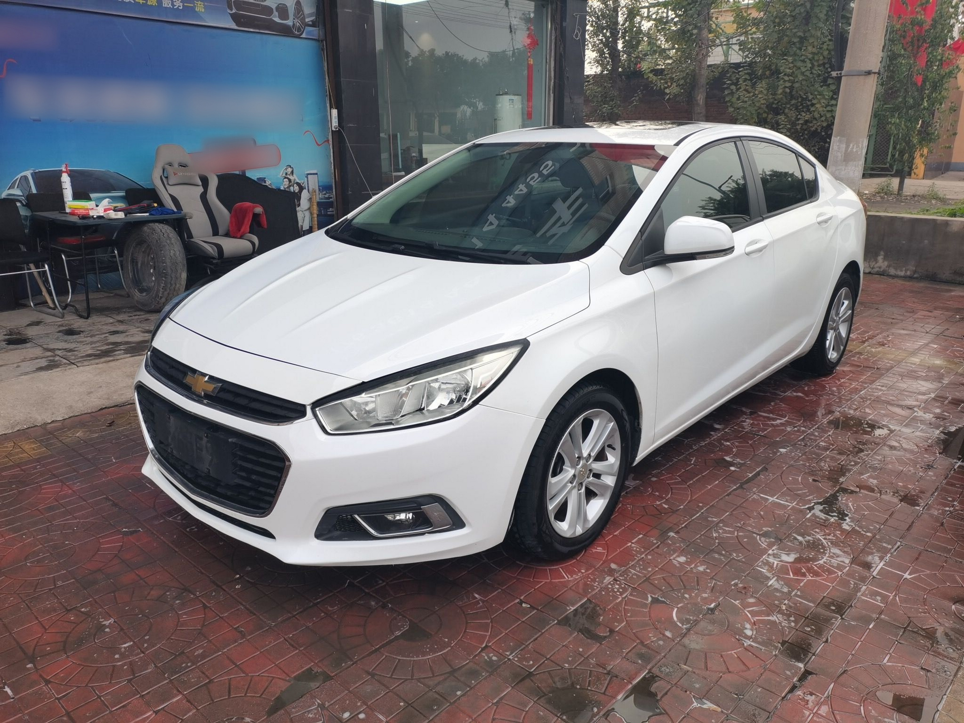 تحت مقدمة السيارة