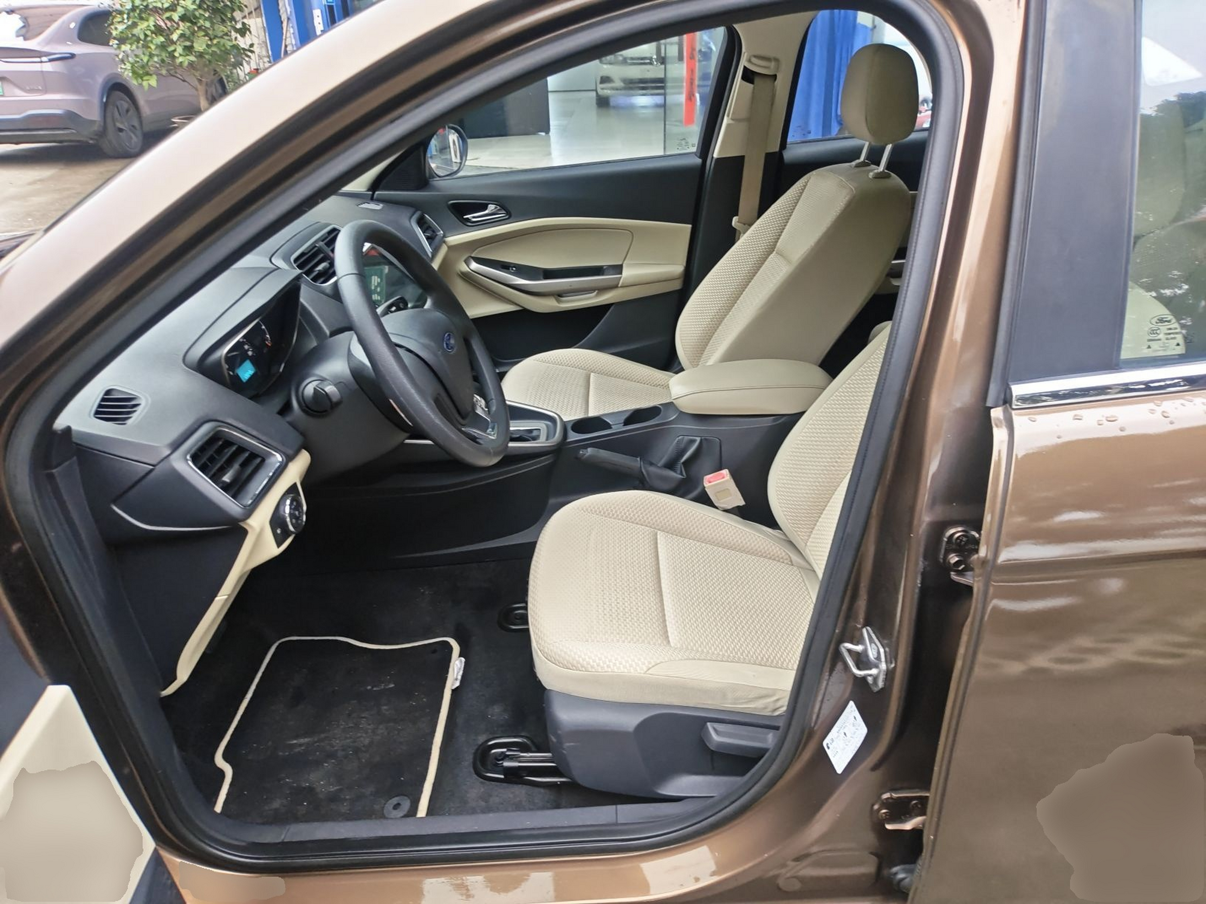 Переднее сиденье в автомобиле