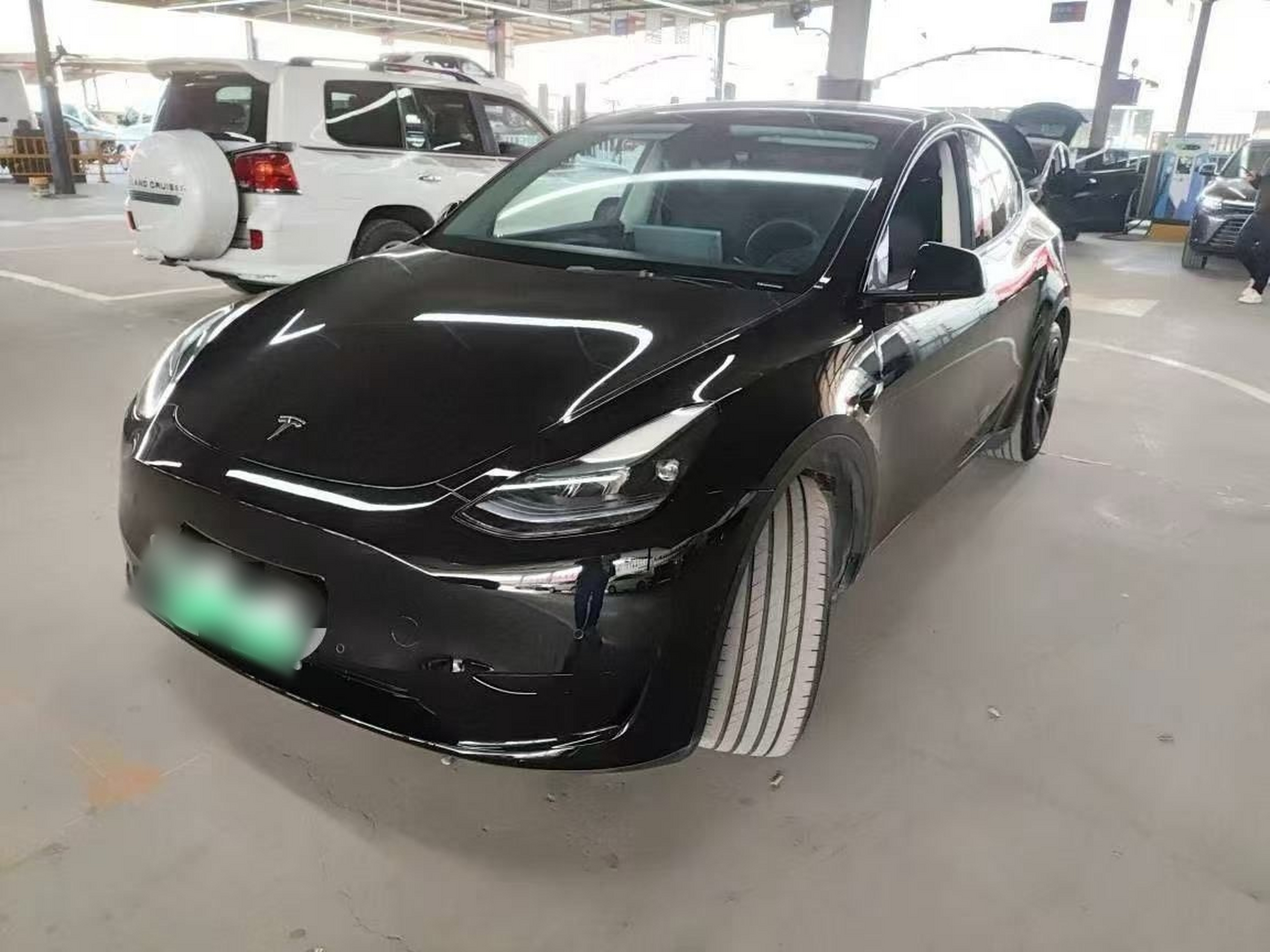 تحت مقدمة السيارة