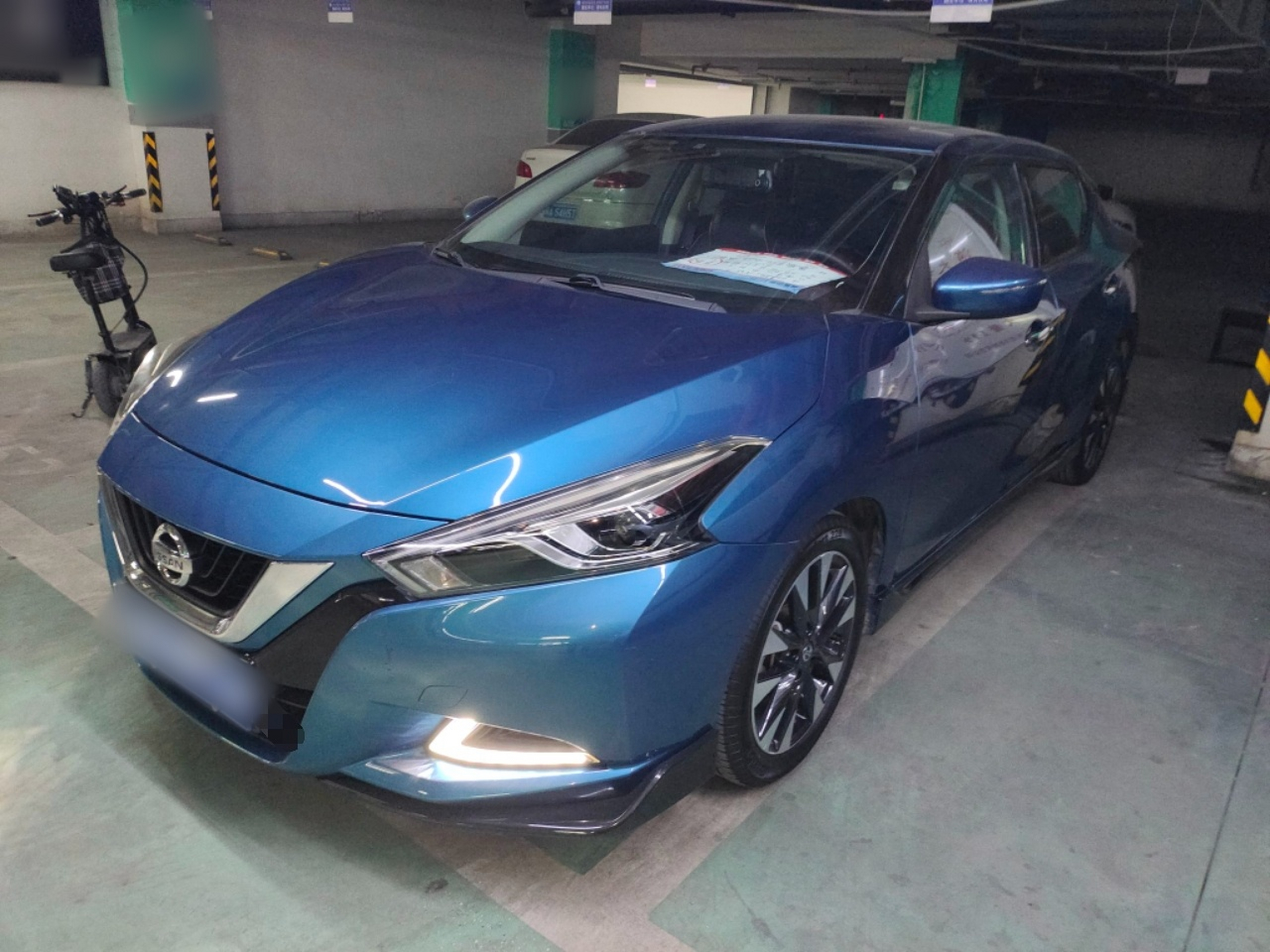 تحت مقدمة السيارة