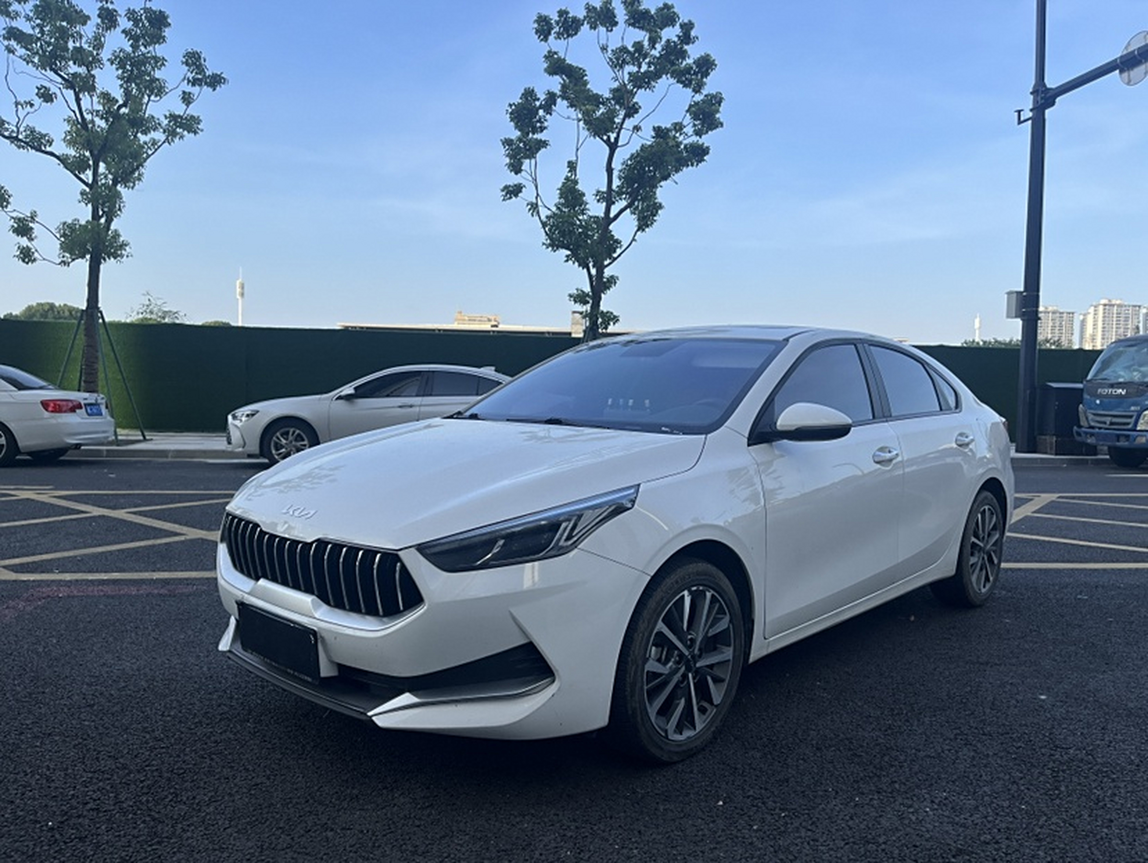 Под передней частью автомобиля