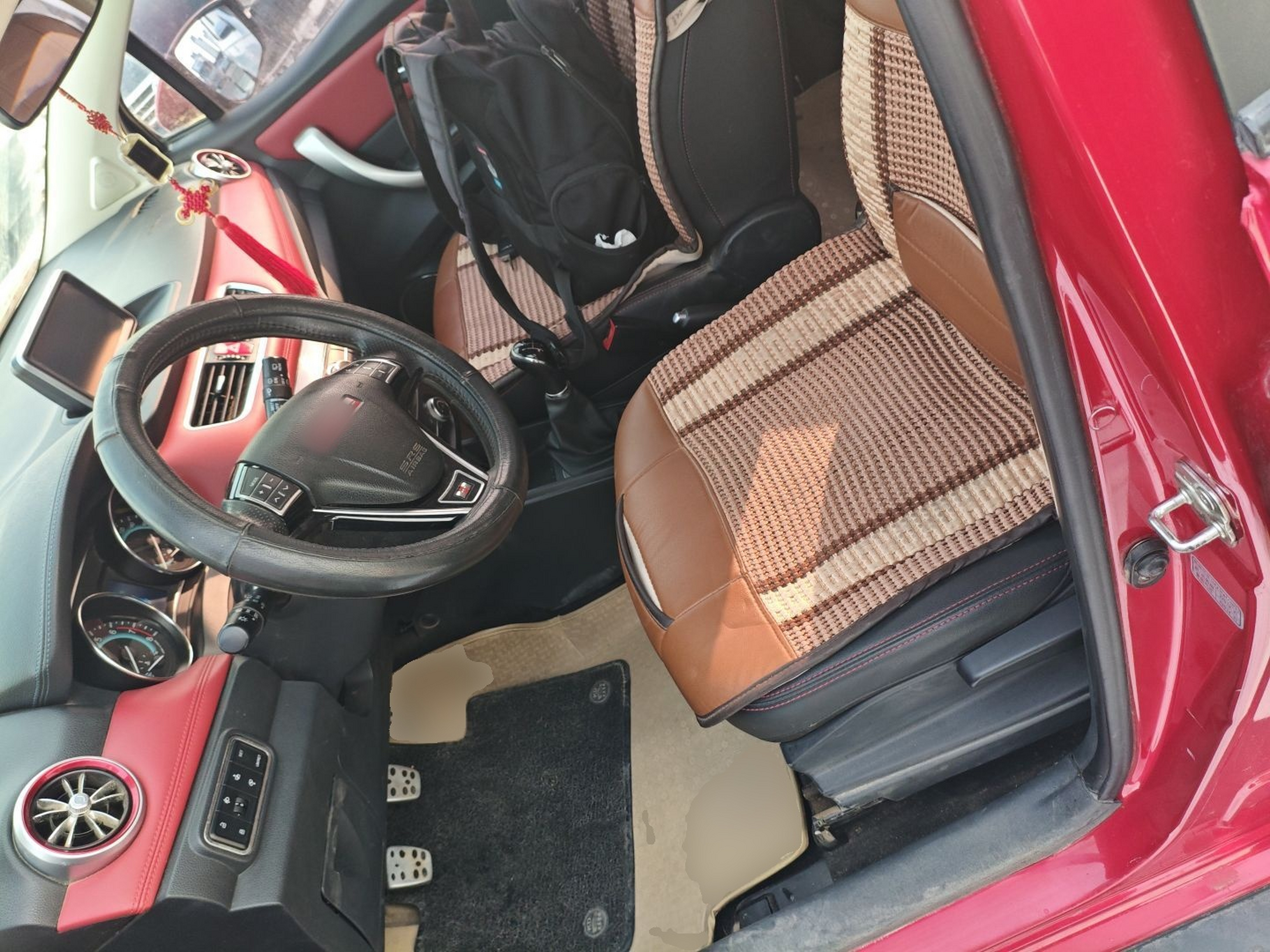 Переднее сиденье в автомобиле