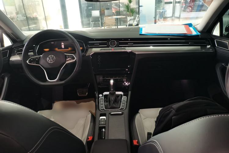 Used Volkswagen Magotan 2023 2 Million Units Limited Edition 330TSI DSG Leading Version
