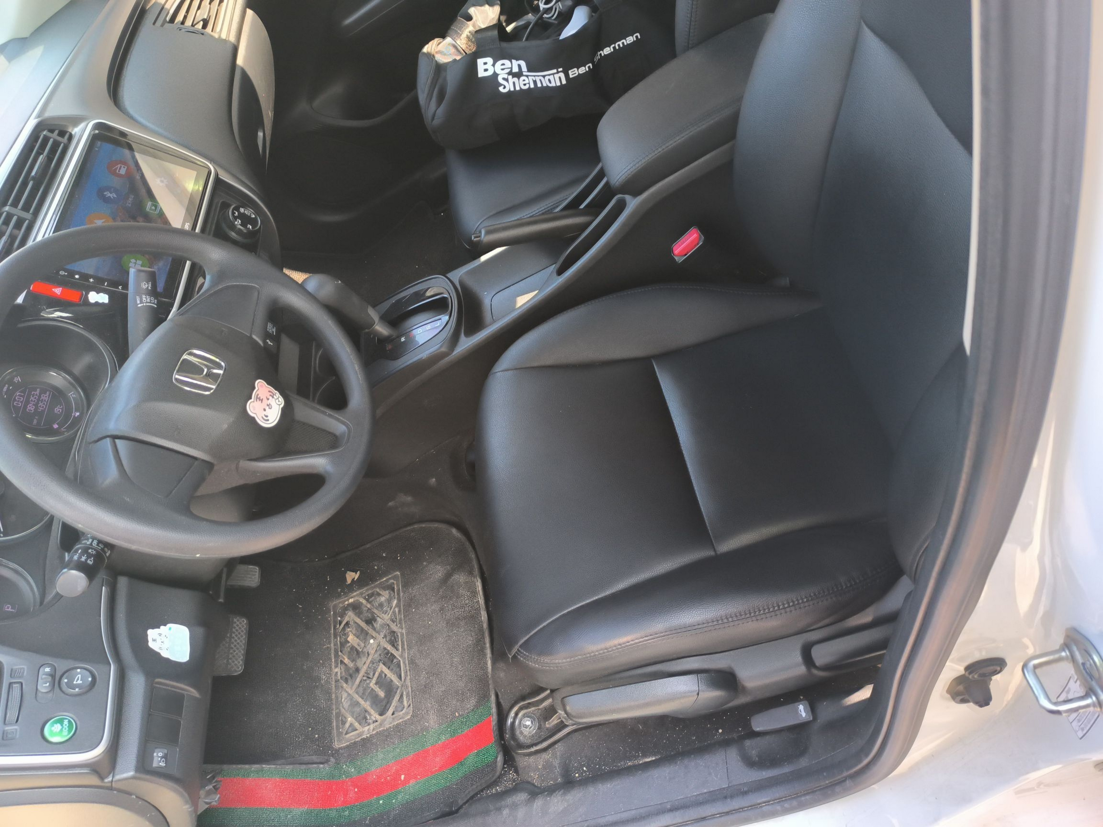 Переднее сиденье в автомобиле