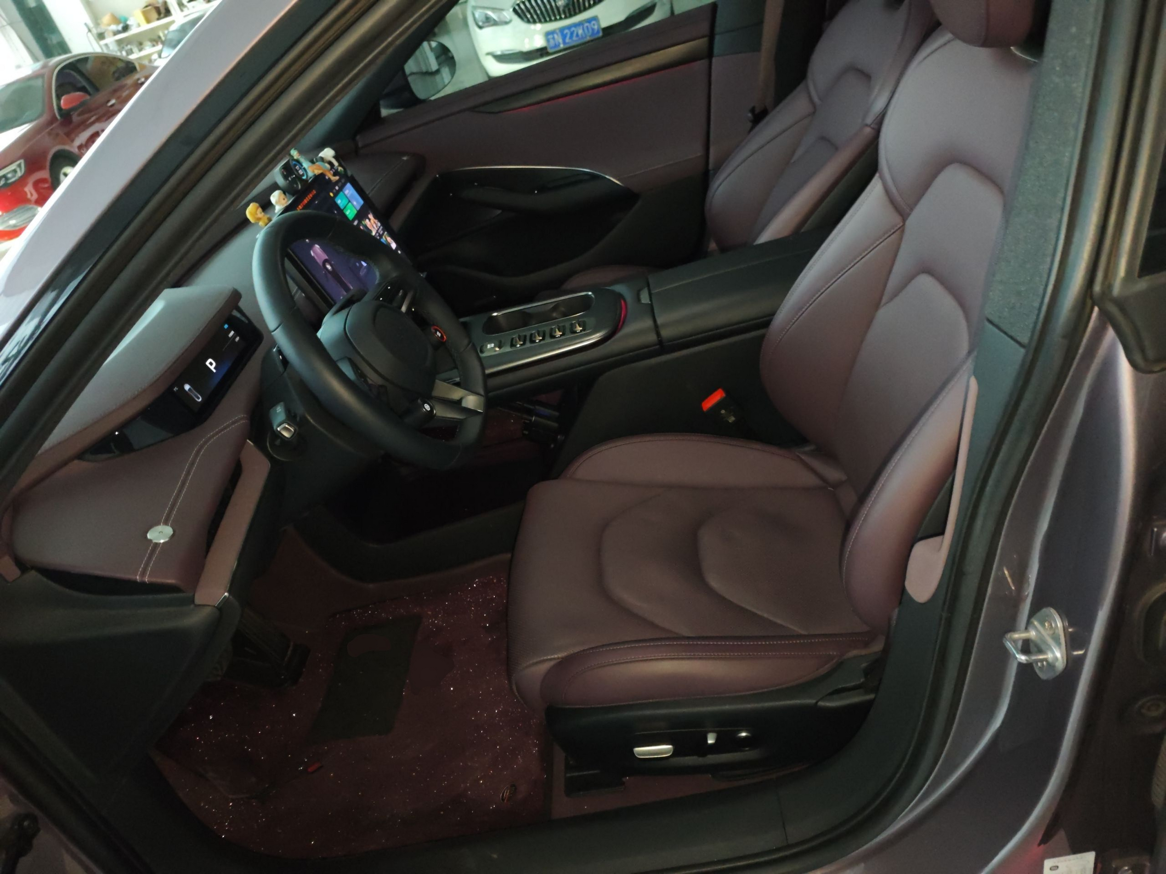 المقاعد الأمامية داخل السيارة