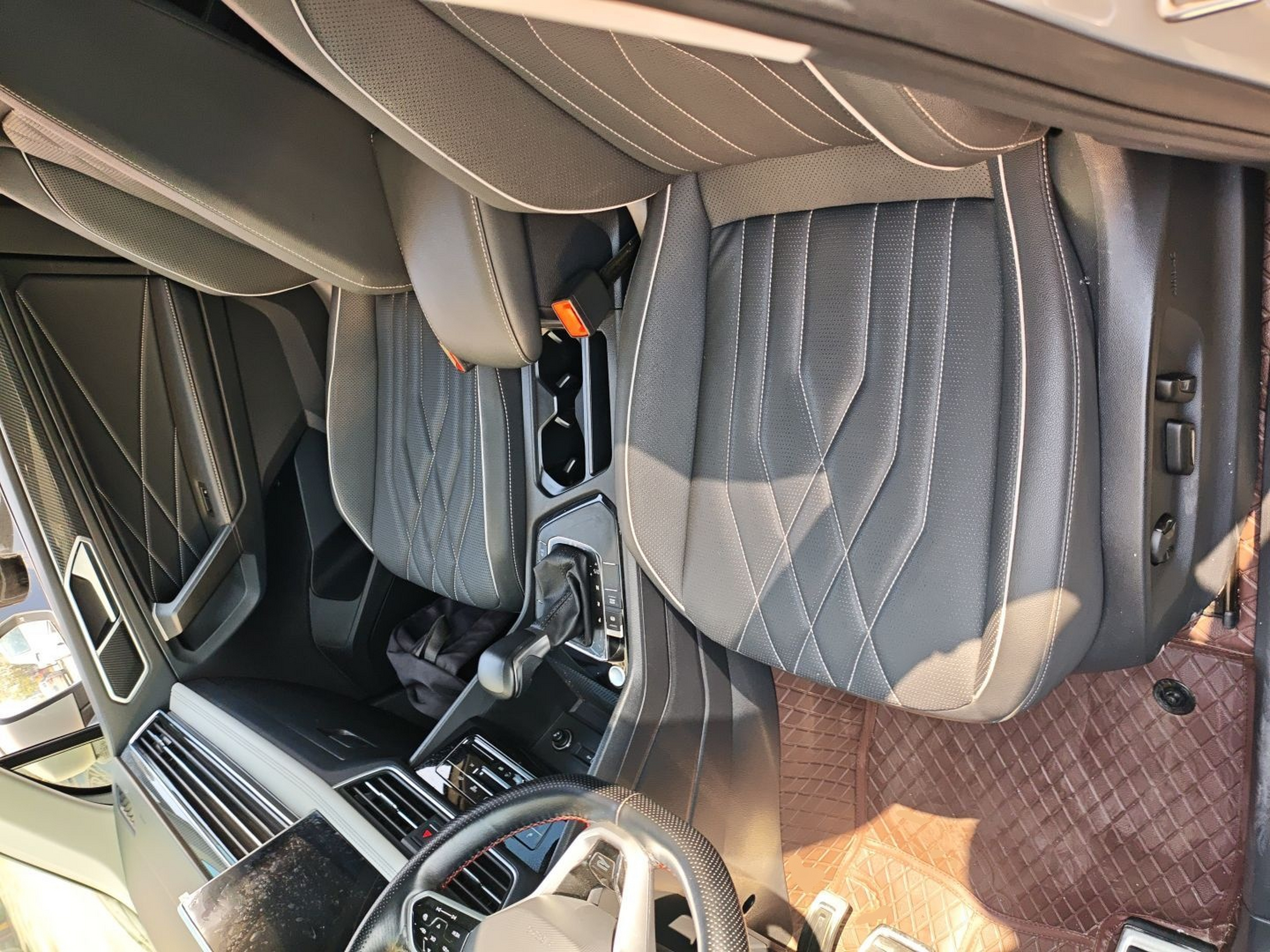 المقاعد الأمامية داخل السيارة