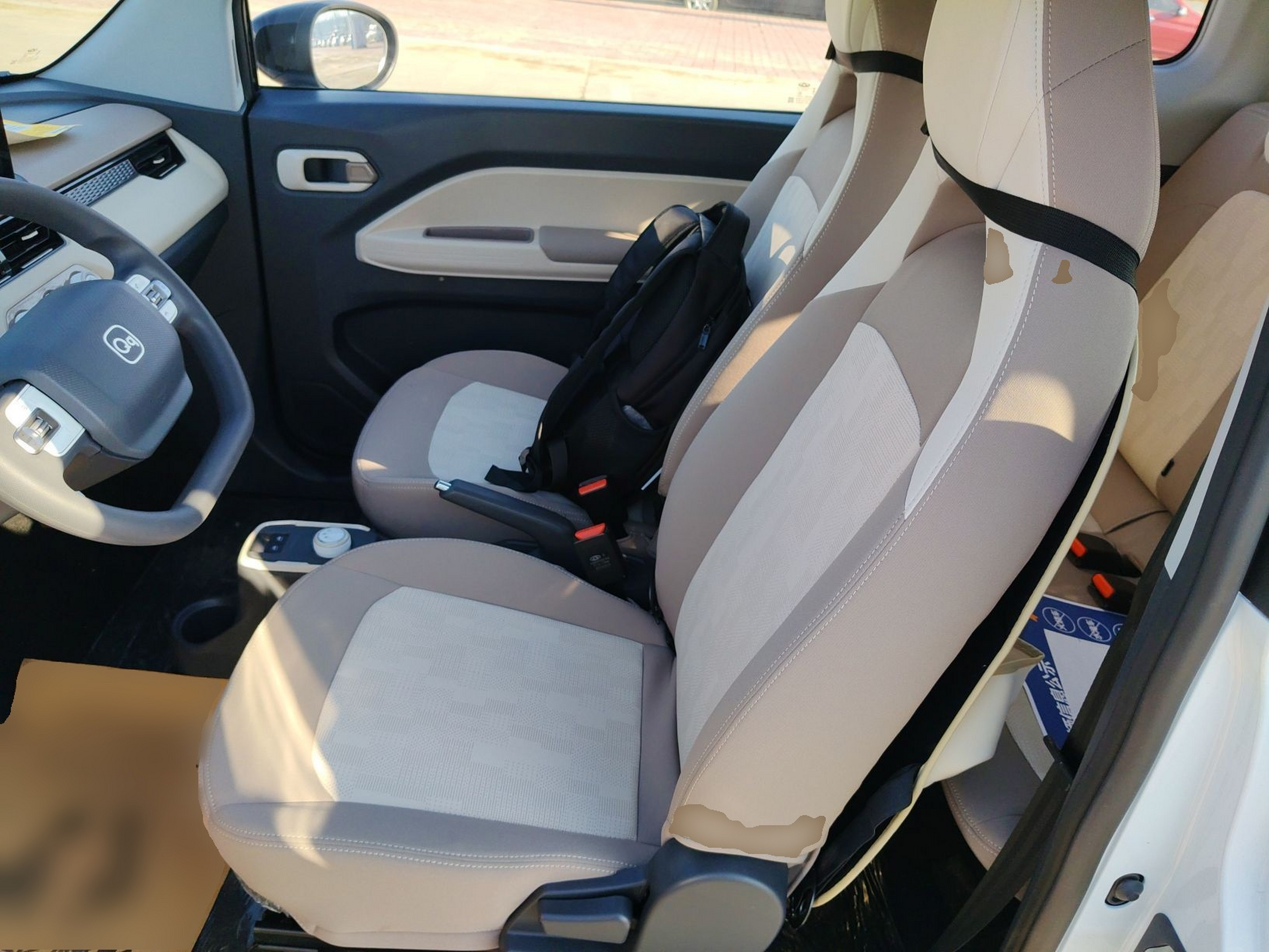 المقاعد الأمامية داخل السيارة