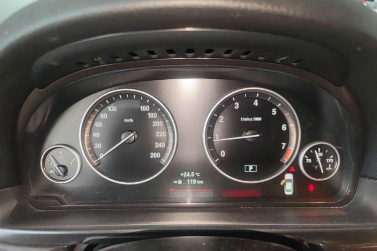 Used BMW 5 Series 2014 525Li Leading Model
