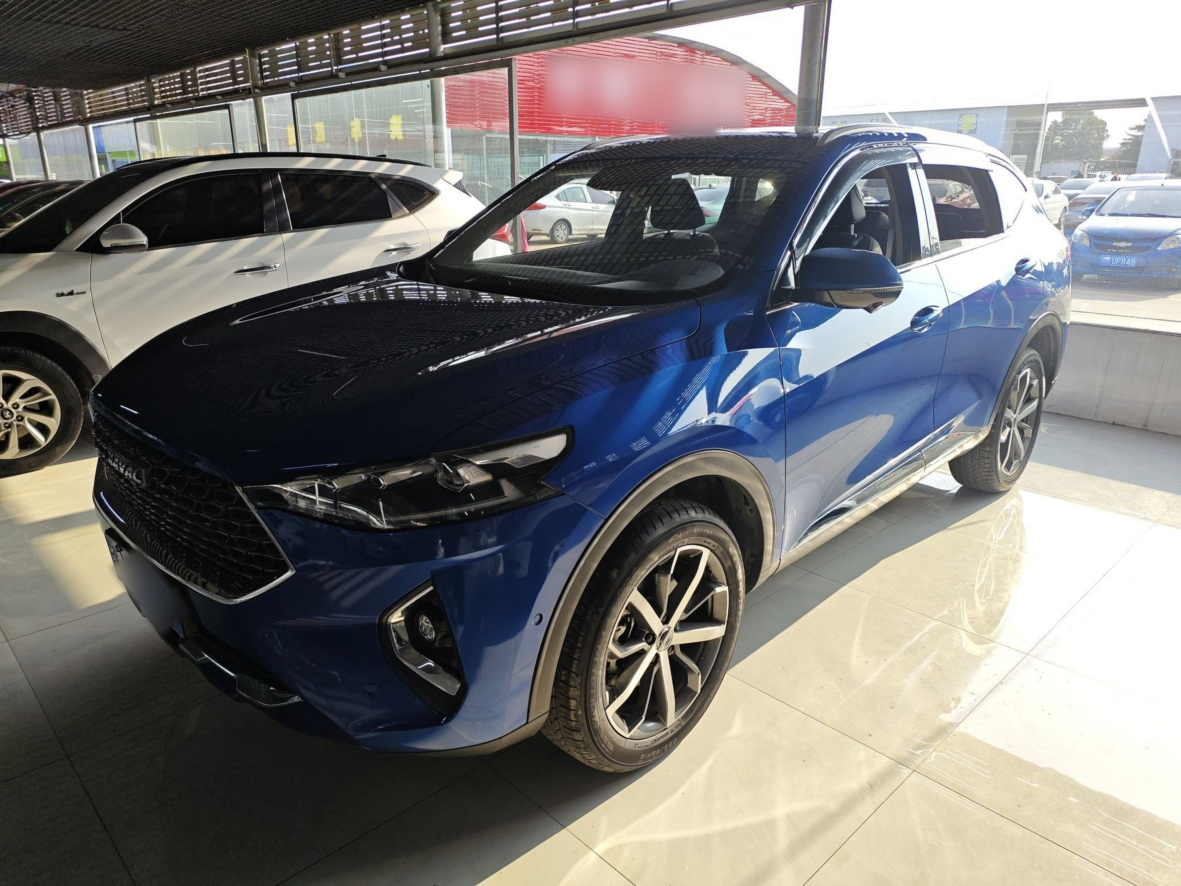 تحت مقدمة السيارة