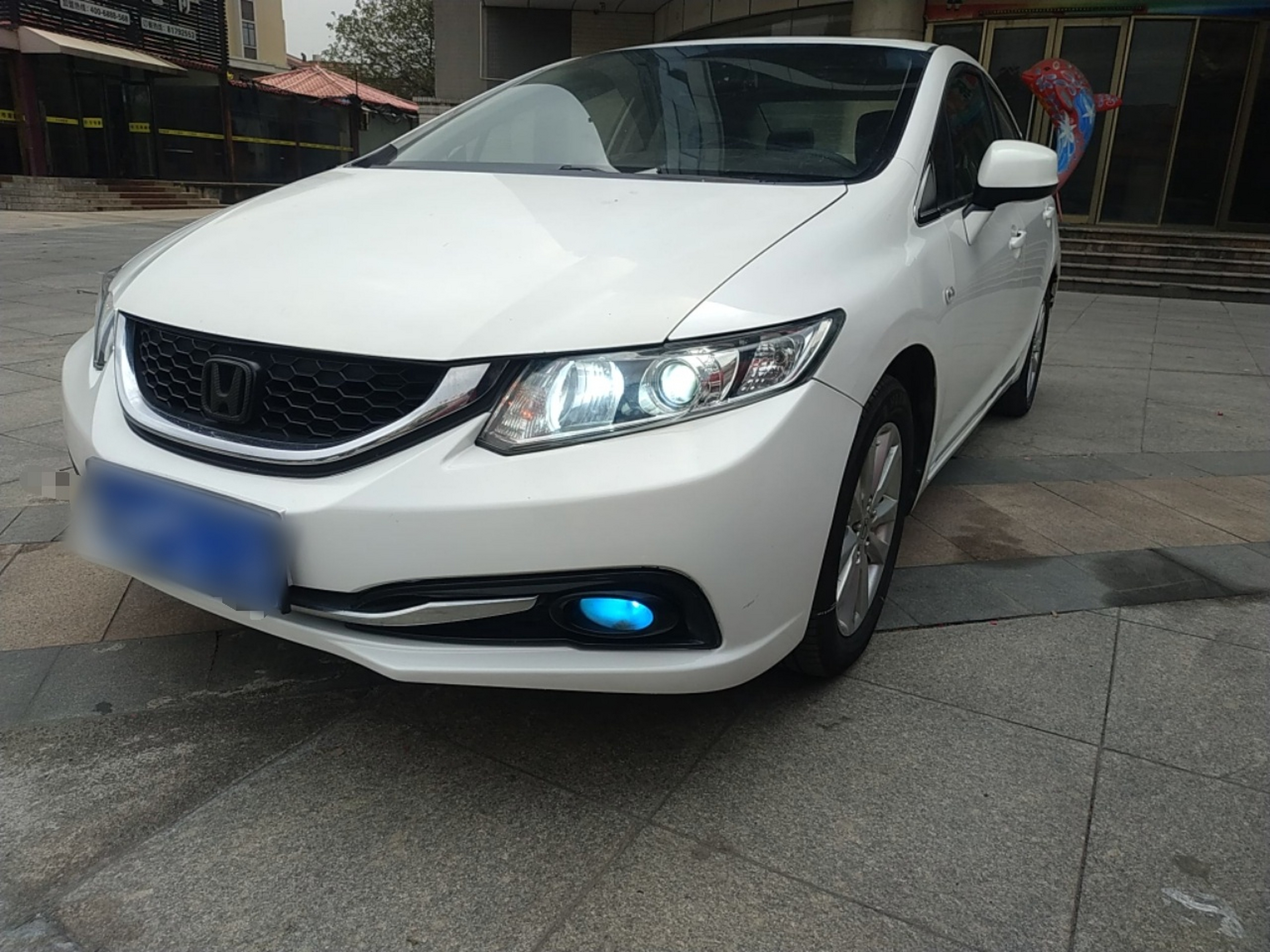 Под передней частью автомобиля