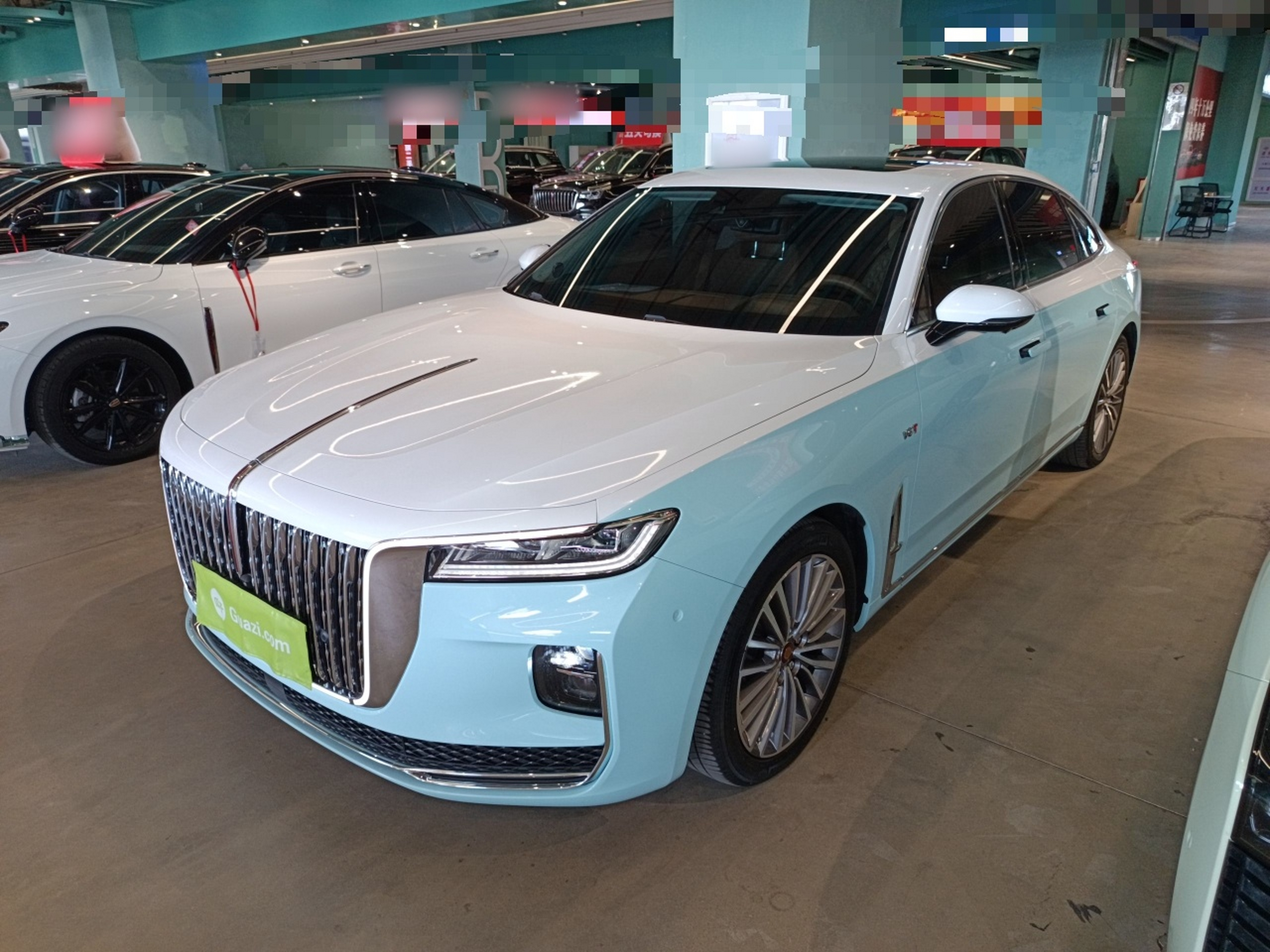 تحت مقدمة السيارة