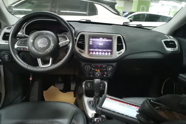 Used  Compass 2020 220T Automatic Leading Edition
