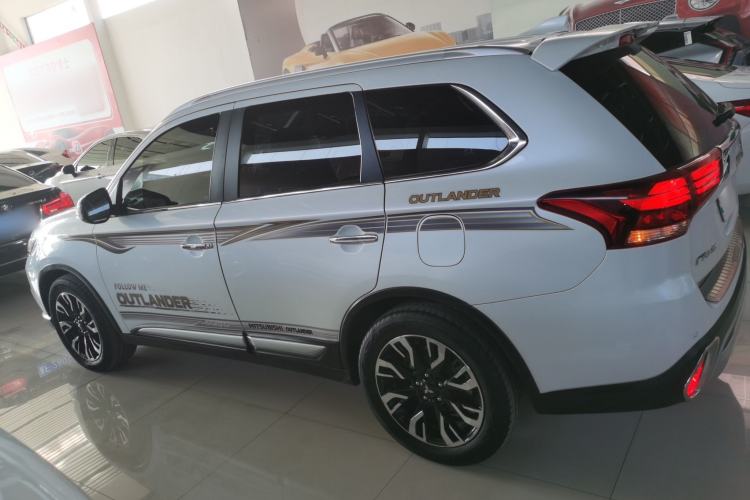 Used Mitsubishi Outlander 2019 2.4L 4x4 Zhi Xiang Edition 7 Seats China VI Standard

