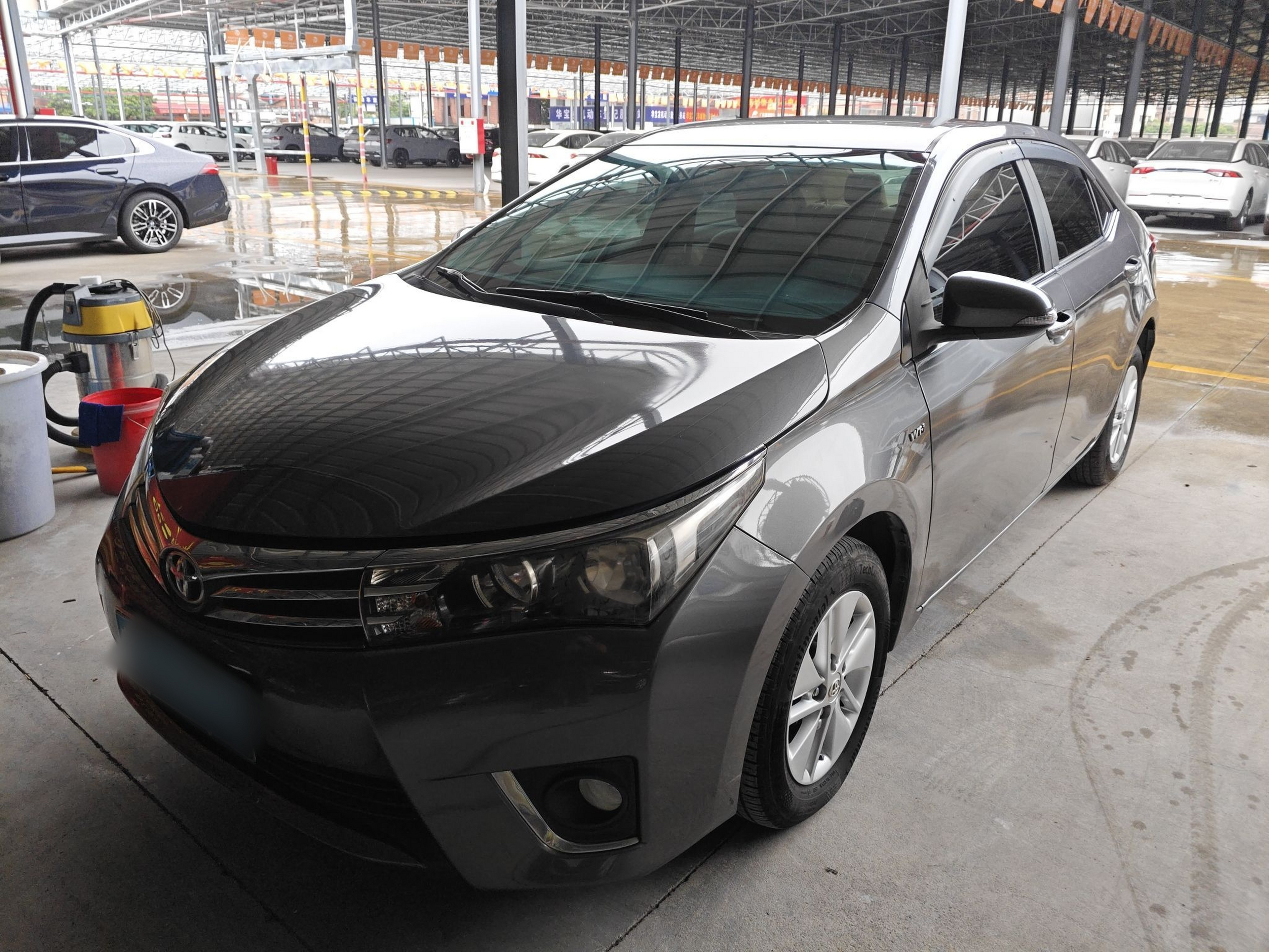 تحت مقدمة السيارة