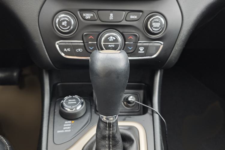 Used  Cherokee 2014 2.4L Luxury Edition
