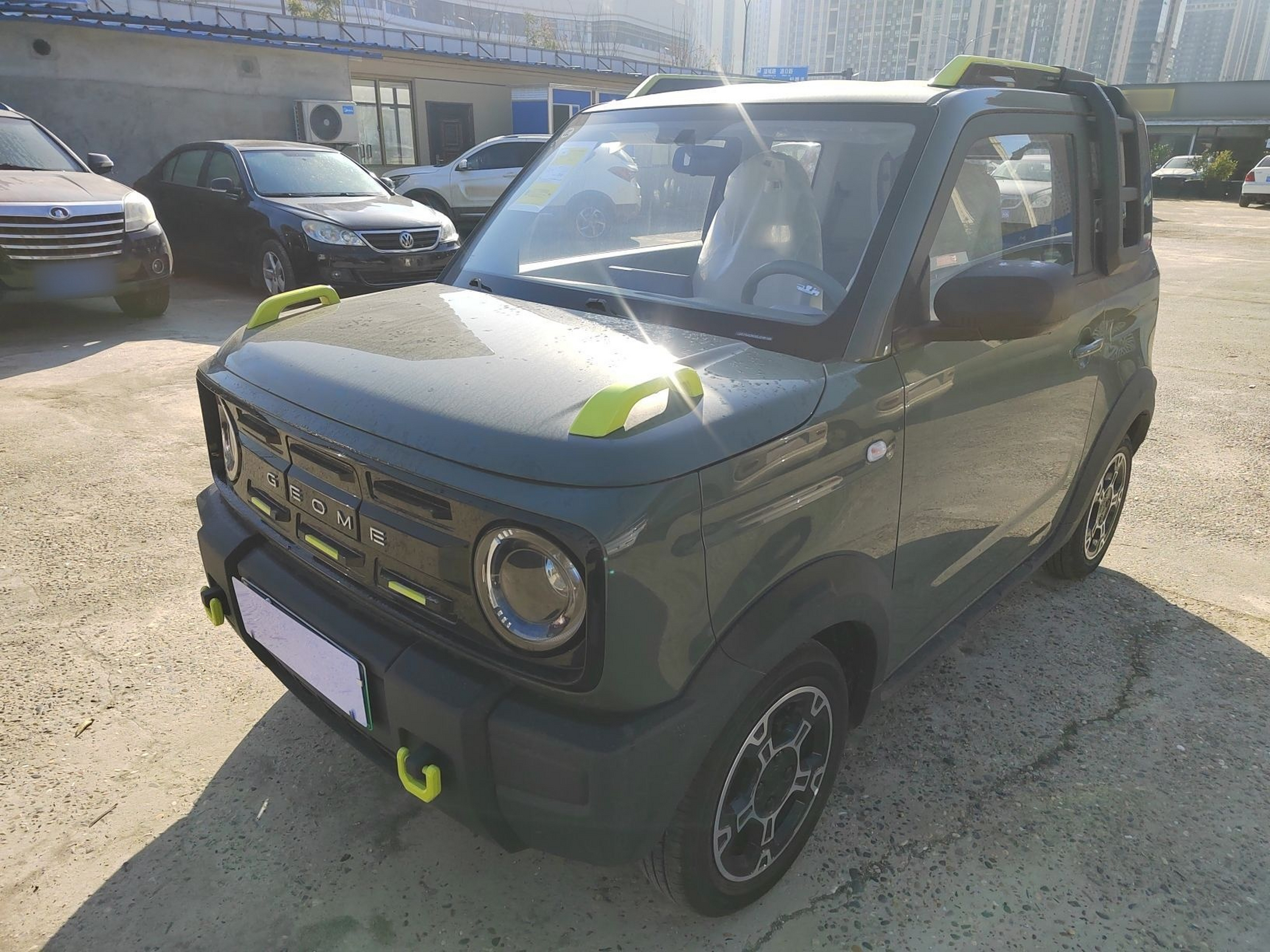 Под передней частью автомобиля