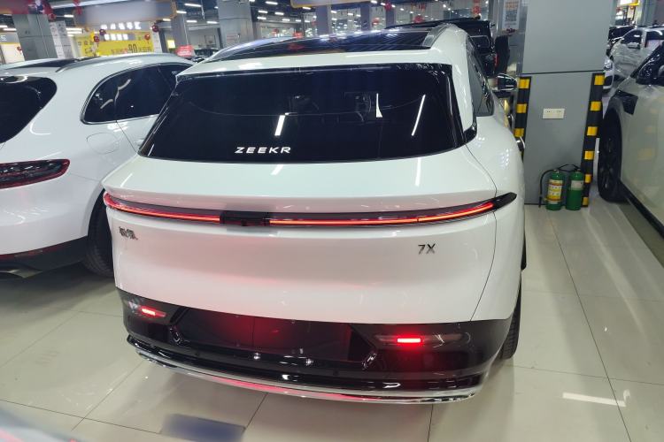 Used Zeekr 7X 2025 100 kWh Long-Range Rear-Wheel Drive with Intelligent Driving Features
